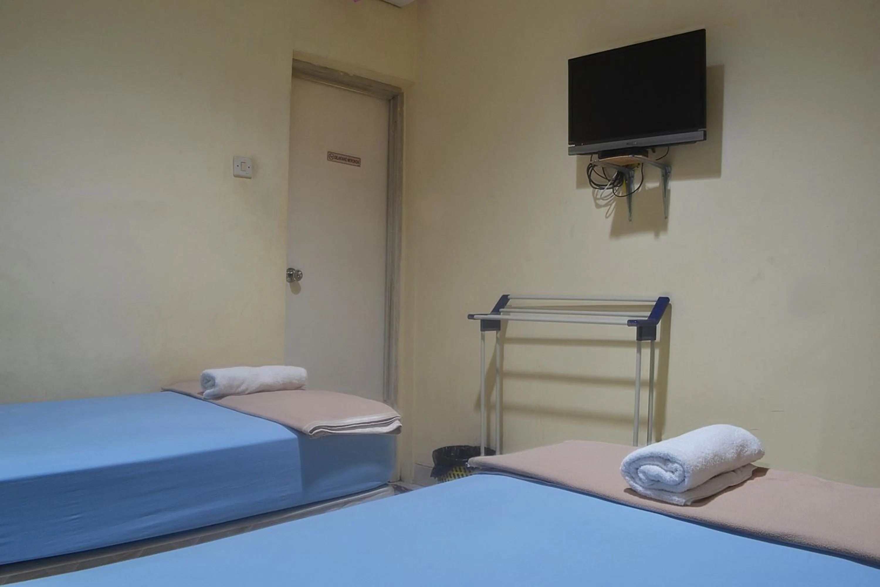 Bedroom, Bed in Pondok Seruni Kemanggisan Jakarta