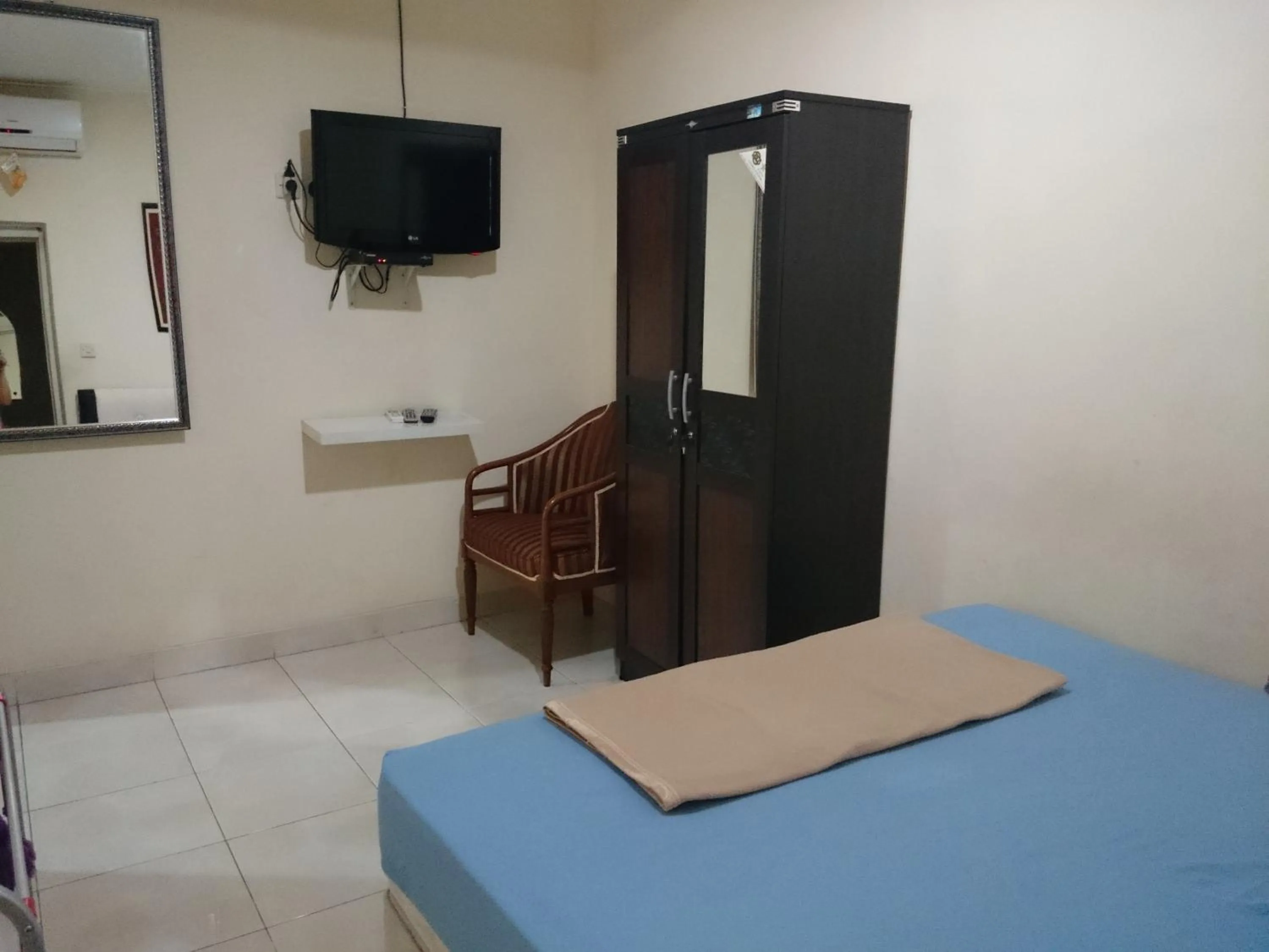 Seating area, Bed in Pondok Seruni Kemanggisan Jakarta