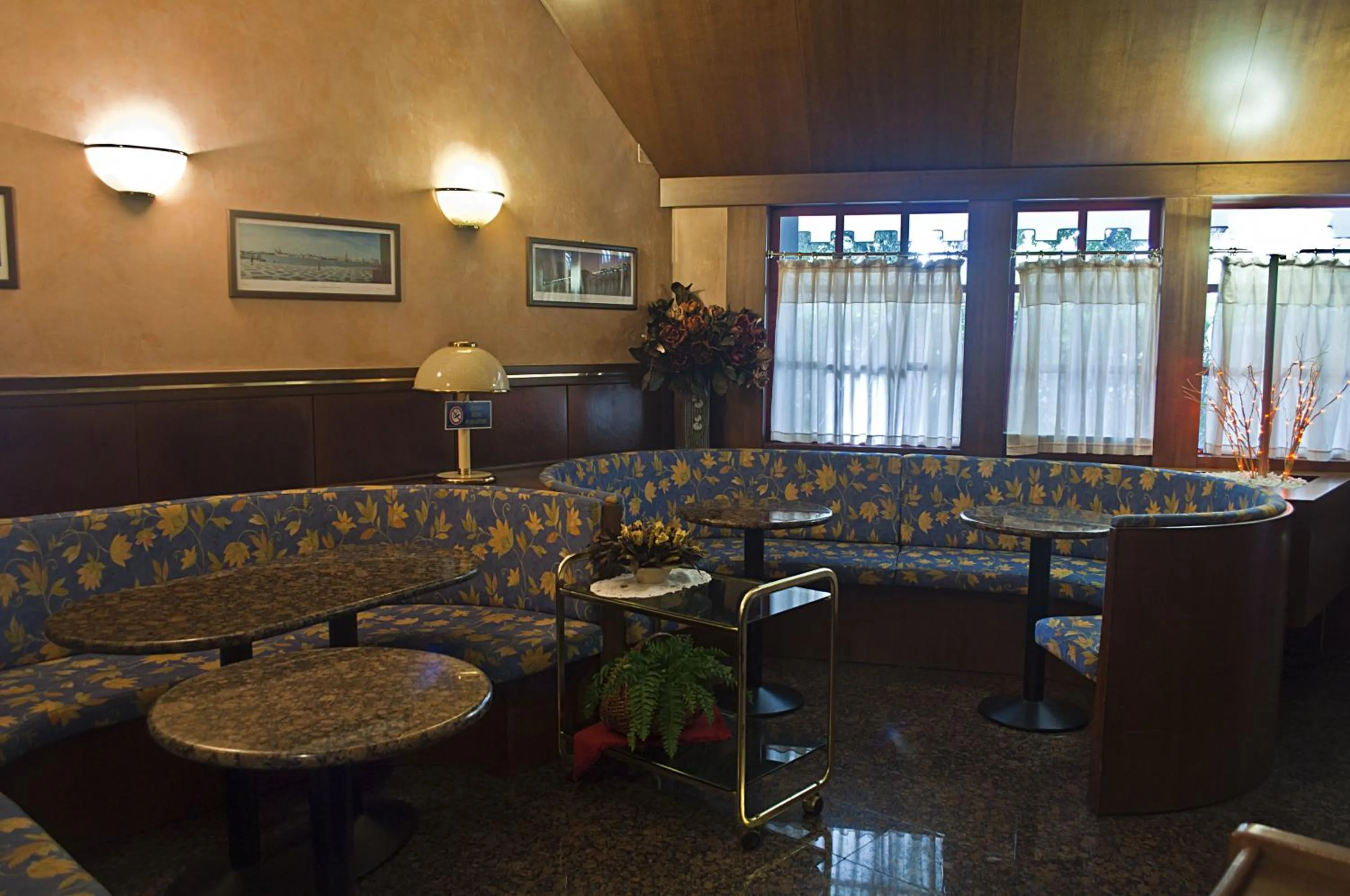 Communal lounge/ TV room in Hotel Roma