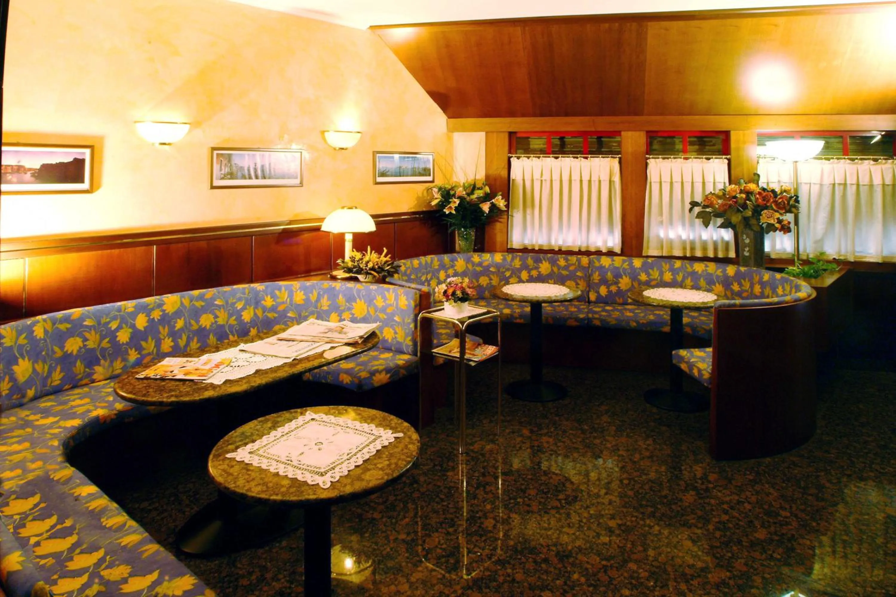 Communal lounge/ TV room in Hotel Roma