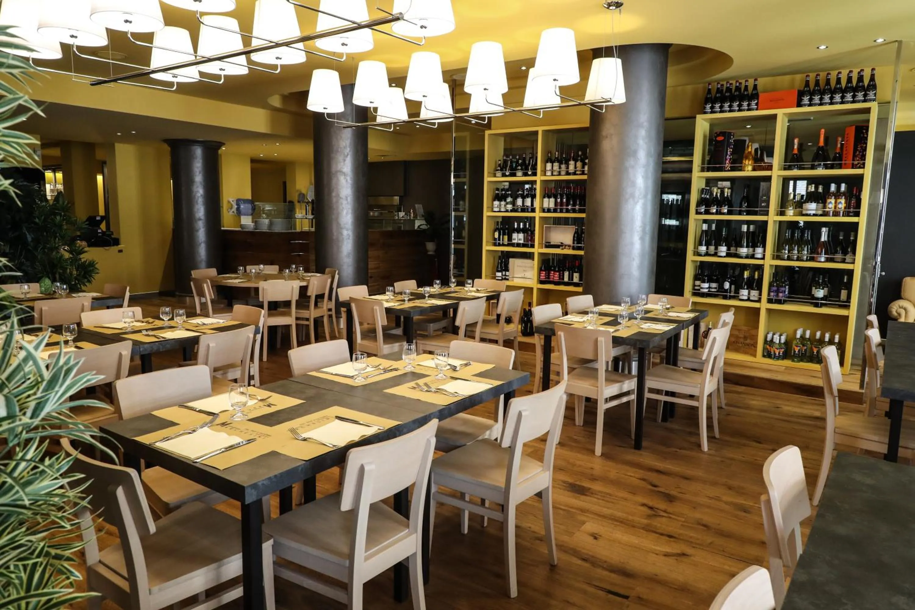 Restaurant/places to eat in Apartment Hotel Marchesini