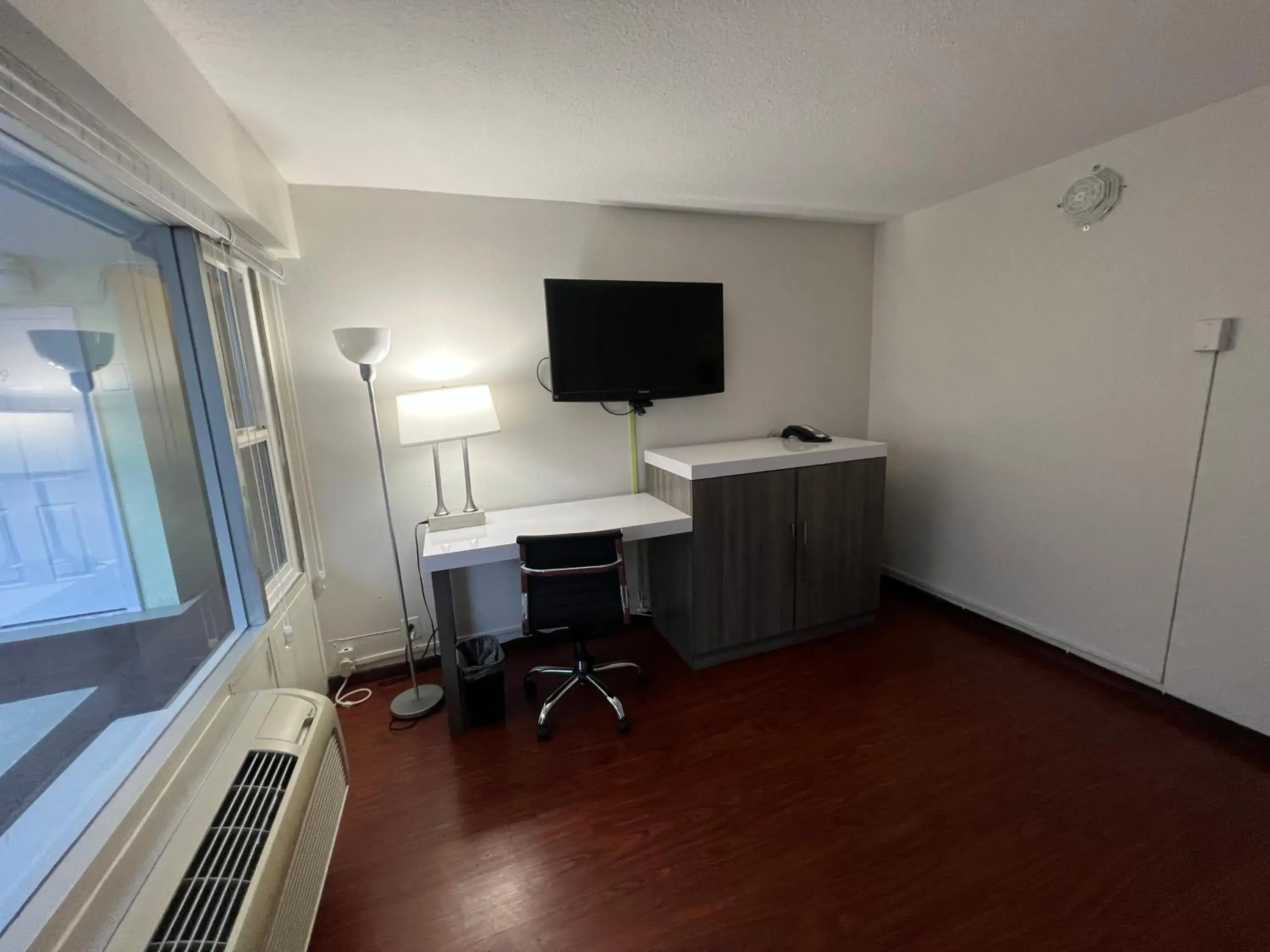 TV and multimedia in The Dylan, a Baymont by Wyndham TV and multimedia in The Dylan, a Baymont by Wyndham