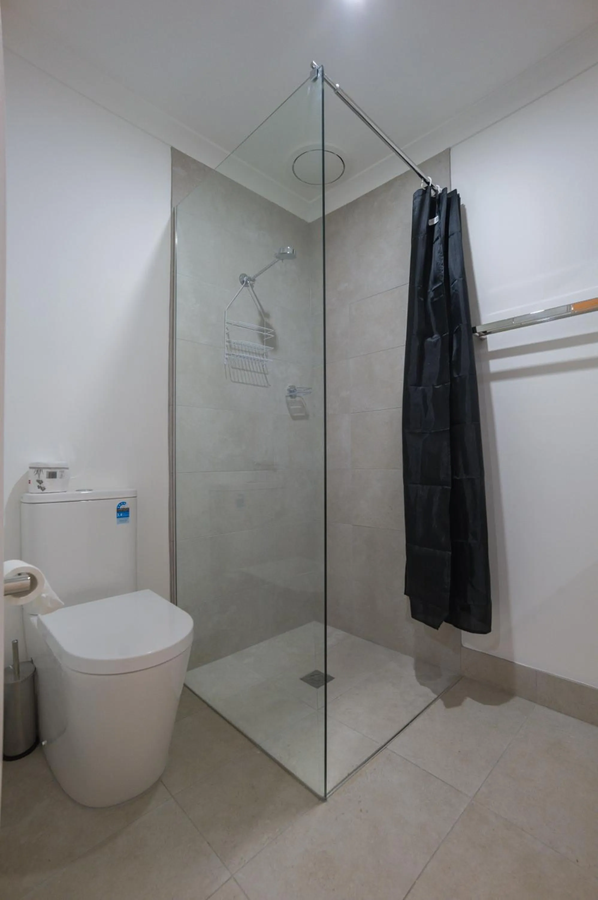 Shower in Dartmouth Hotel Pub