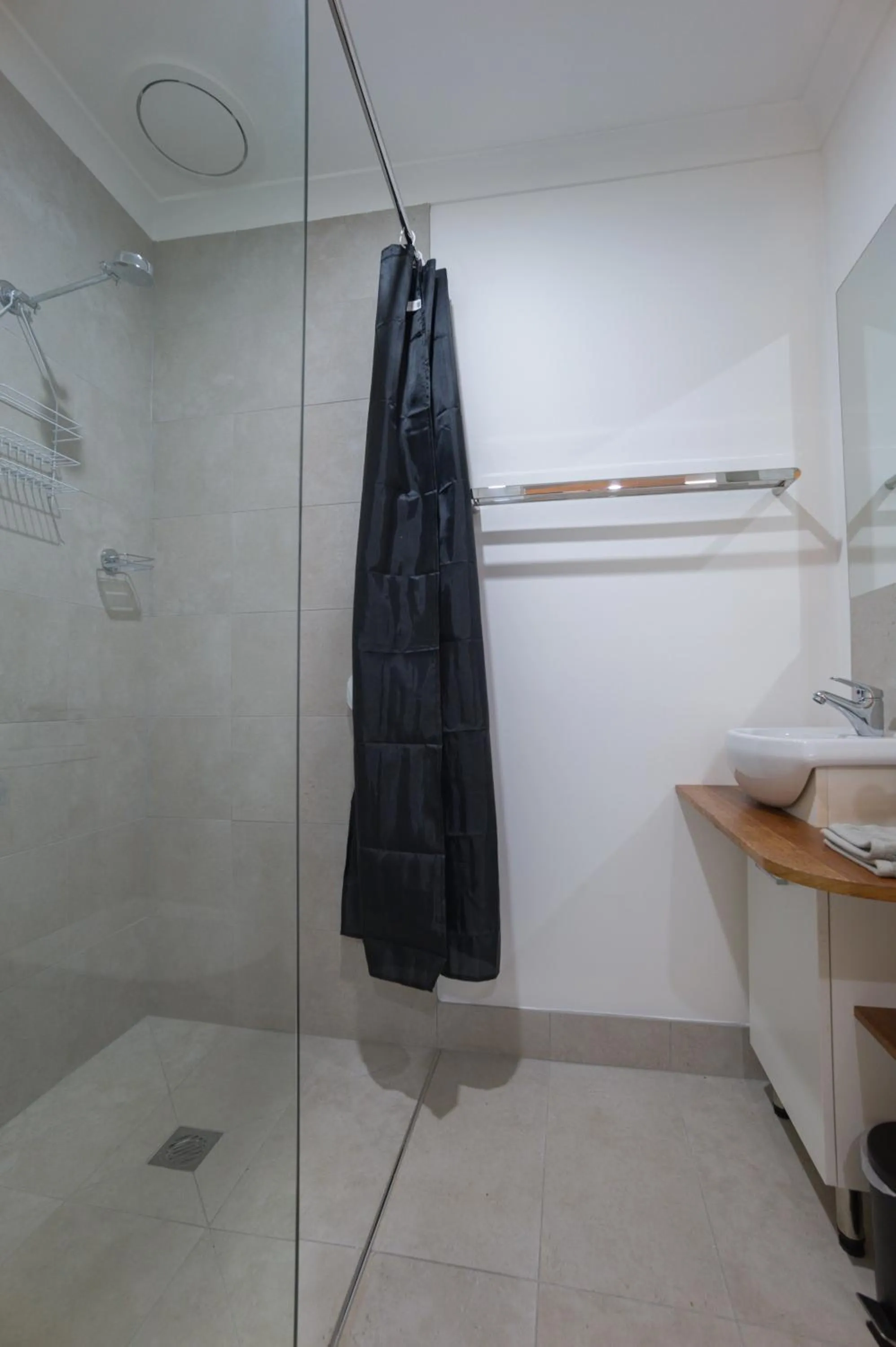 Shower in Dartmouth Hotel Pub