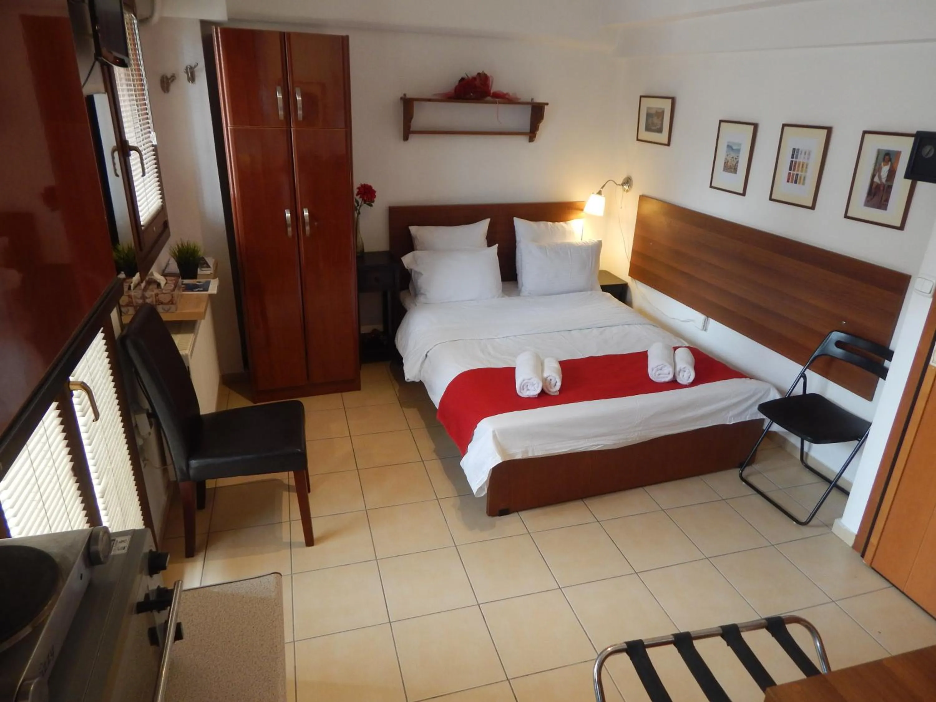 Photo of the whole room, Bed in Kripis Studio Thessaloniki