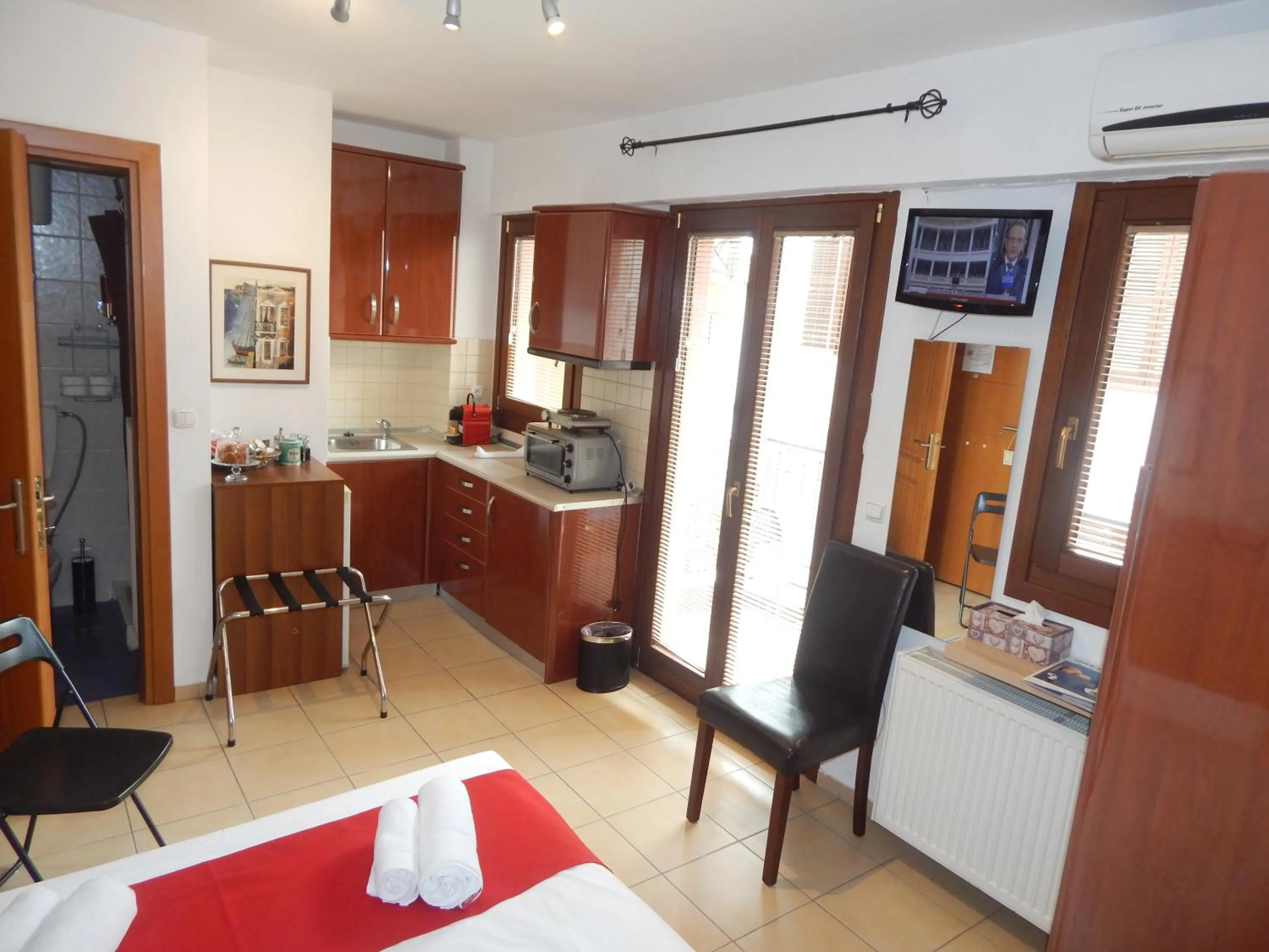 Photo of the whole room in Kripis Studio Thessaloniki
