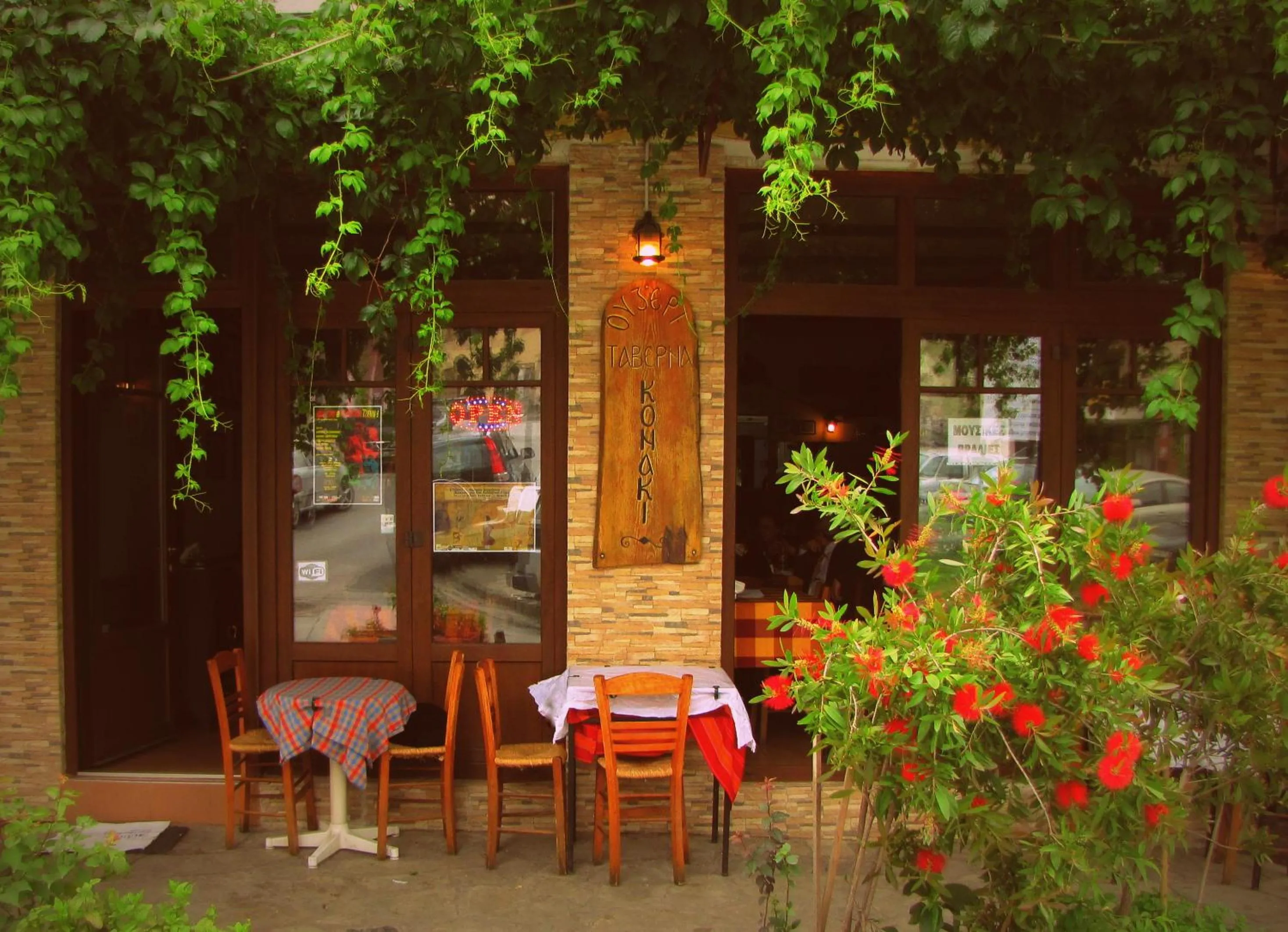 Restaurant/places to eat in Kripis Studio Thessaloniki