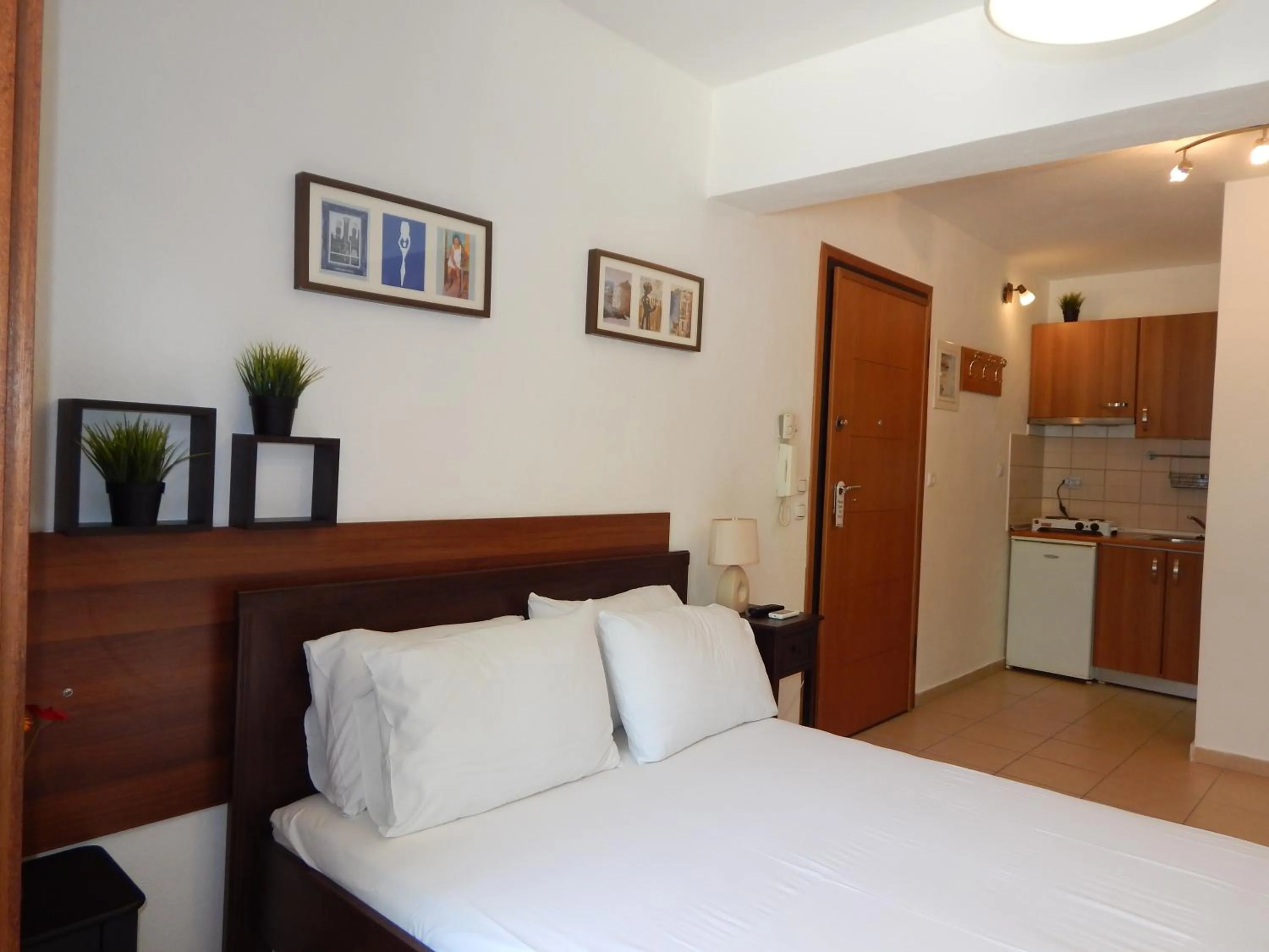 Photo of the whole room, Bed in Kripis Studio Thessaloniki