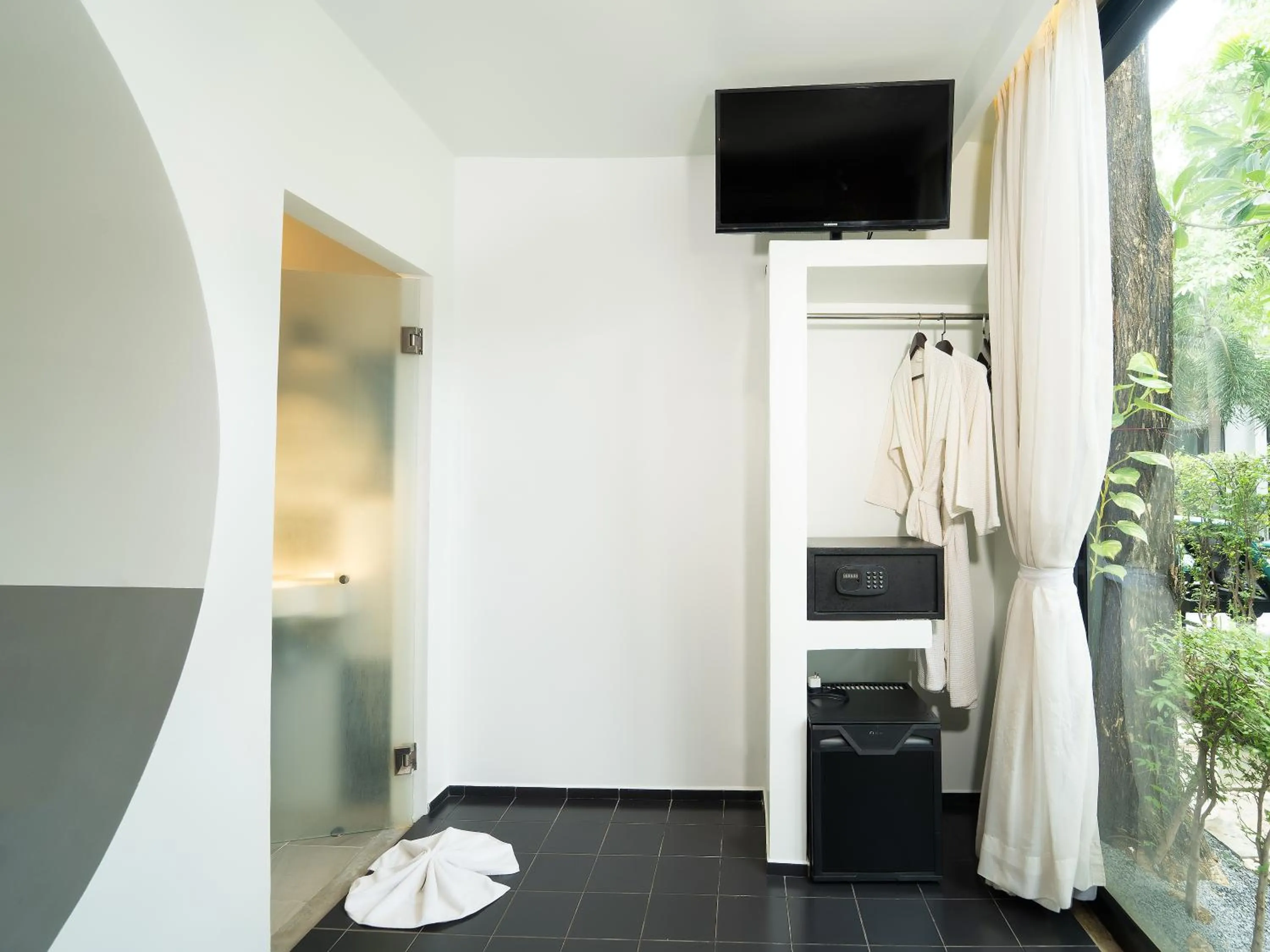 Bathroom, Bed in Tunnel Urban Retreat