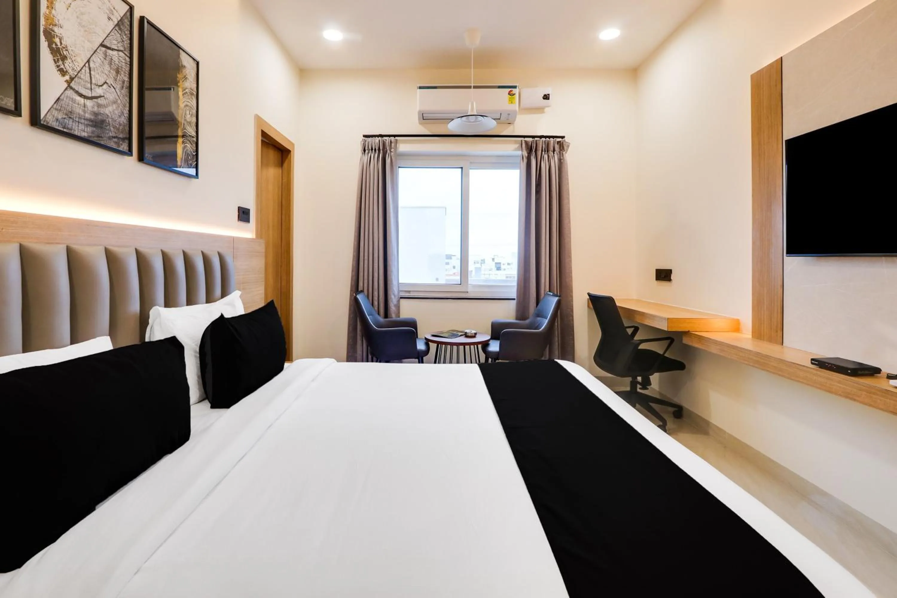 Bedroom, Bed in Townhouse OAK INDIGO BUSINESS HOTELS