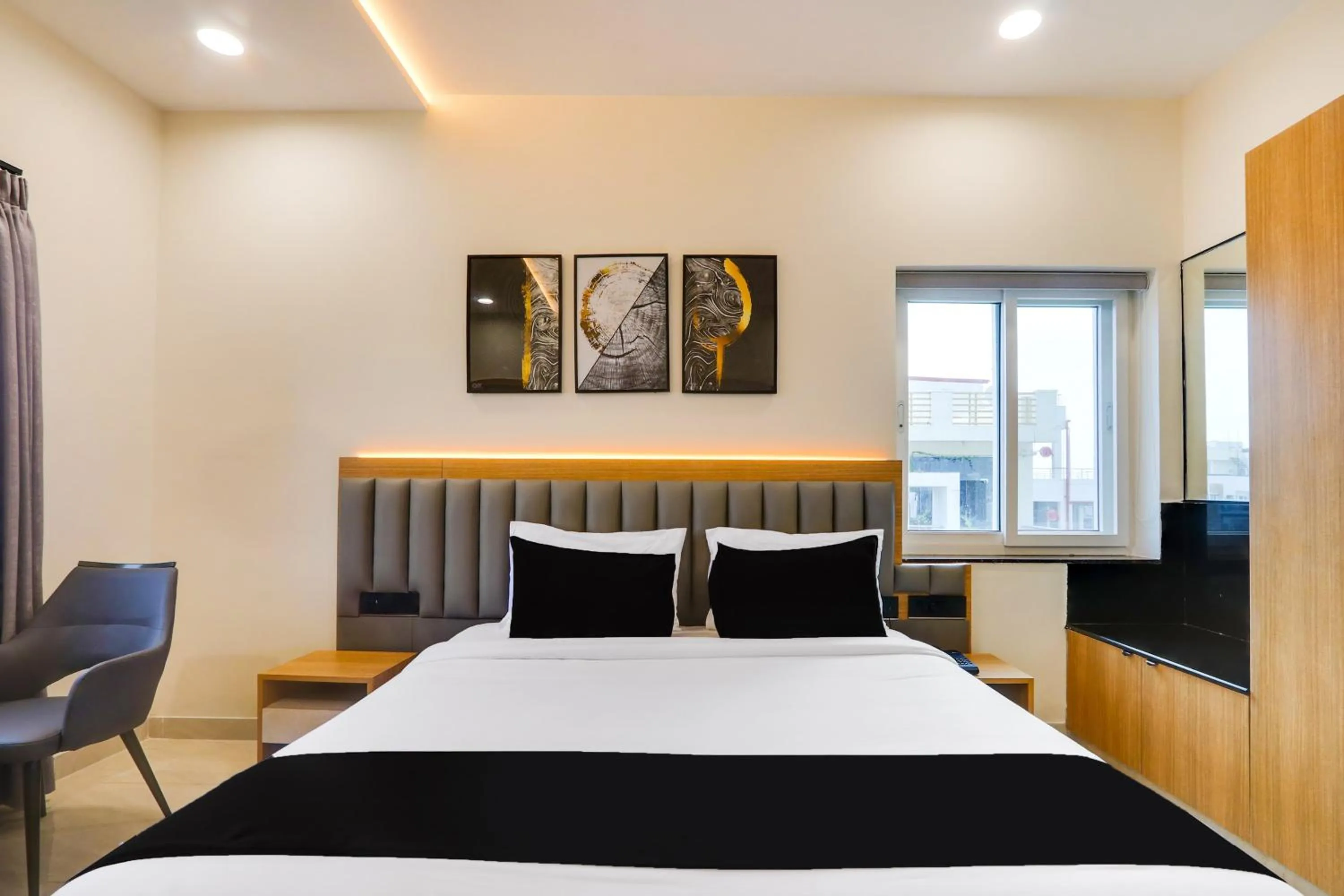 Bedroom, Bed in Townhouse OAK INDIGO BUSINESS HOTELS