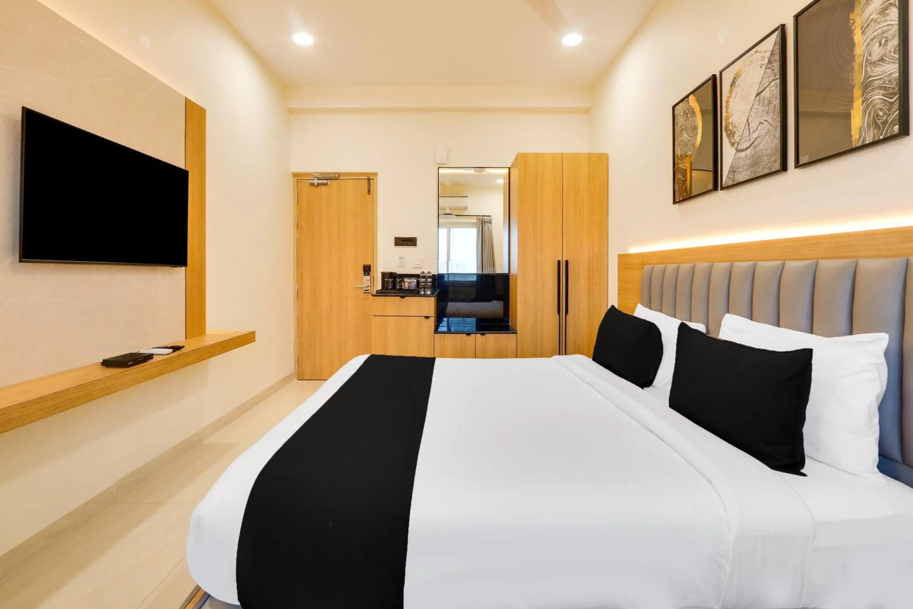 Bedroom, Bed in Townhouse OAK INDIGO BUSINESS HOTELS