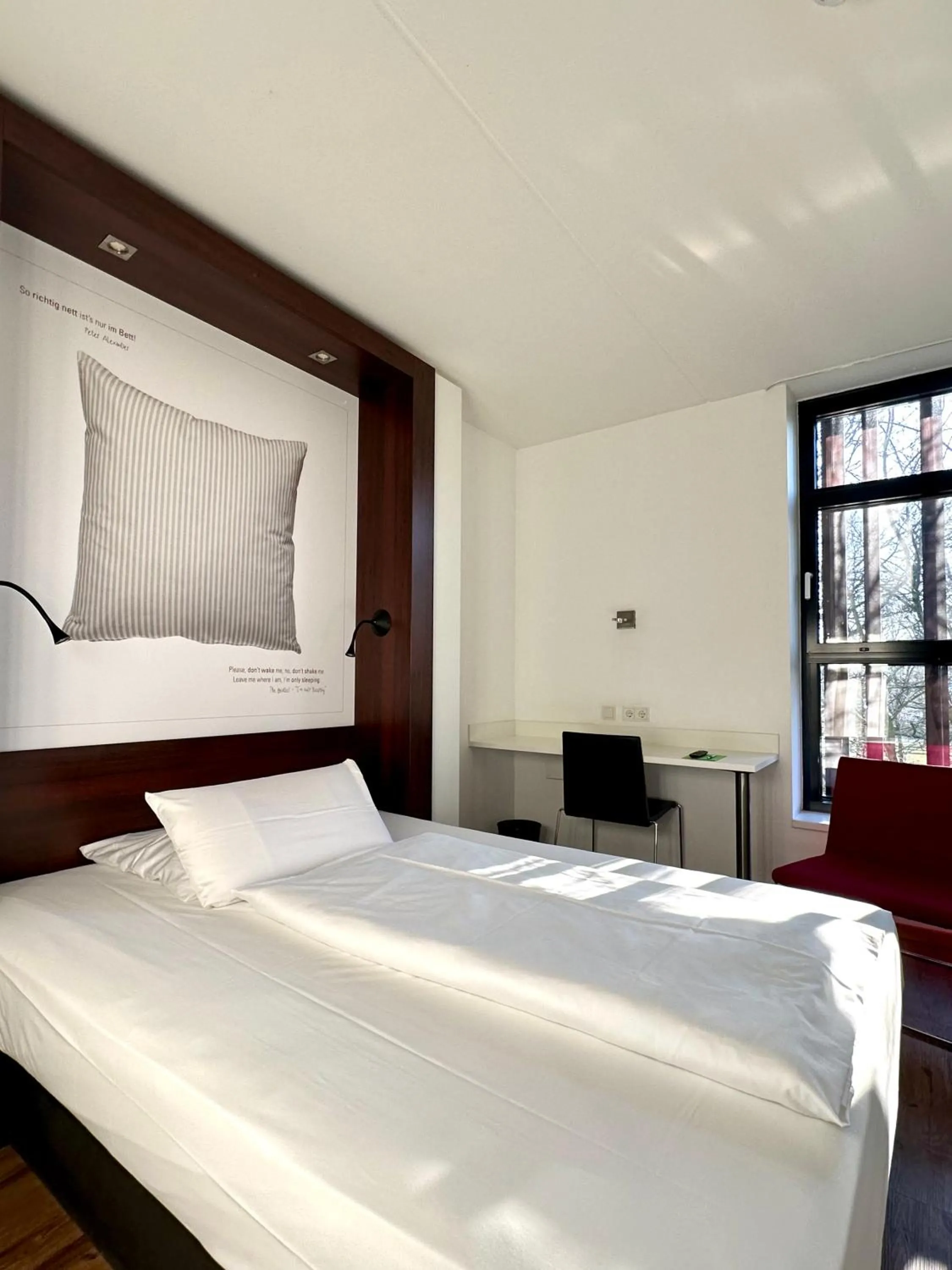 Photo of the whole room, Bed in 7THINGS - my basic hotel