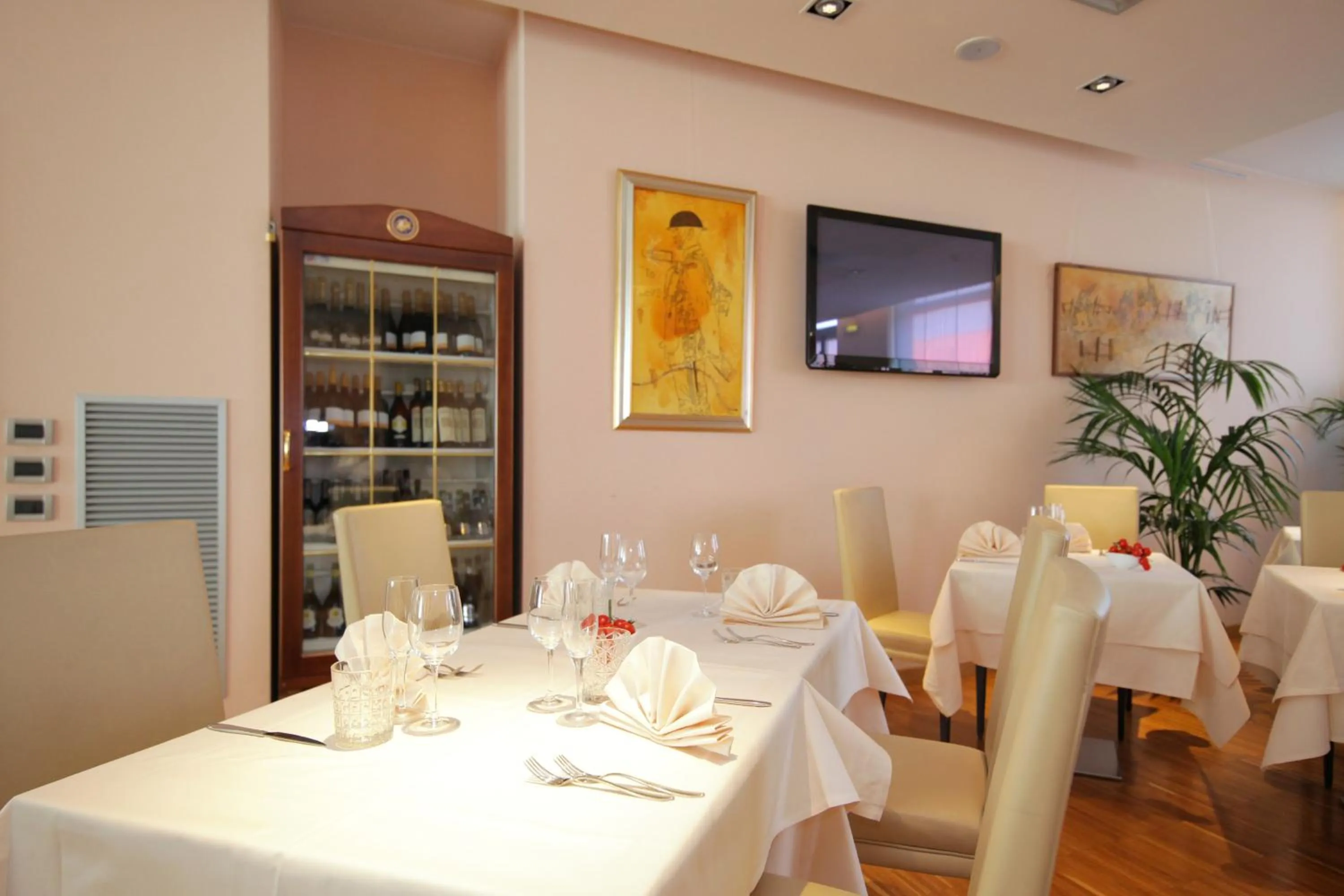 Restaurant/places to eat in Hotel Major