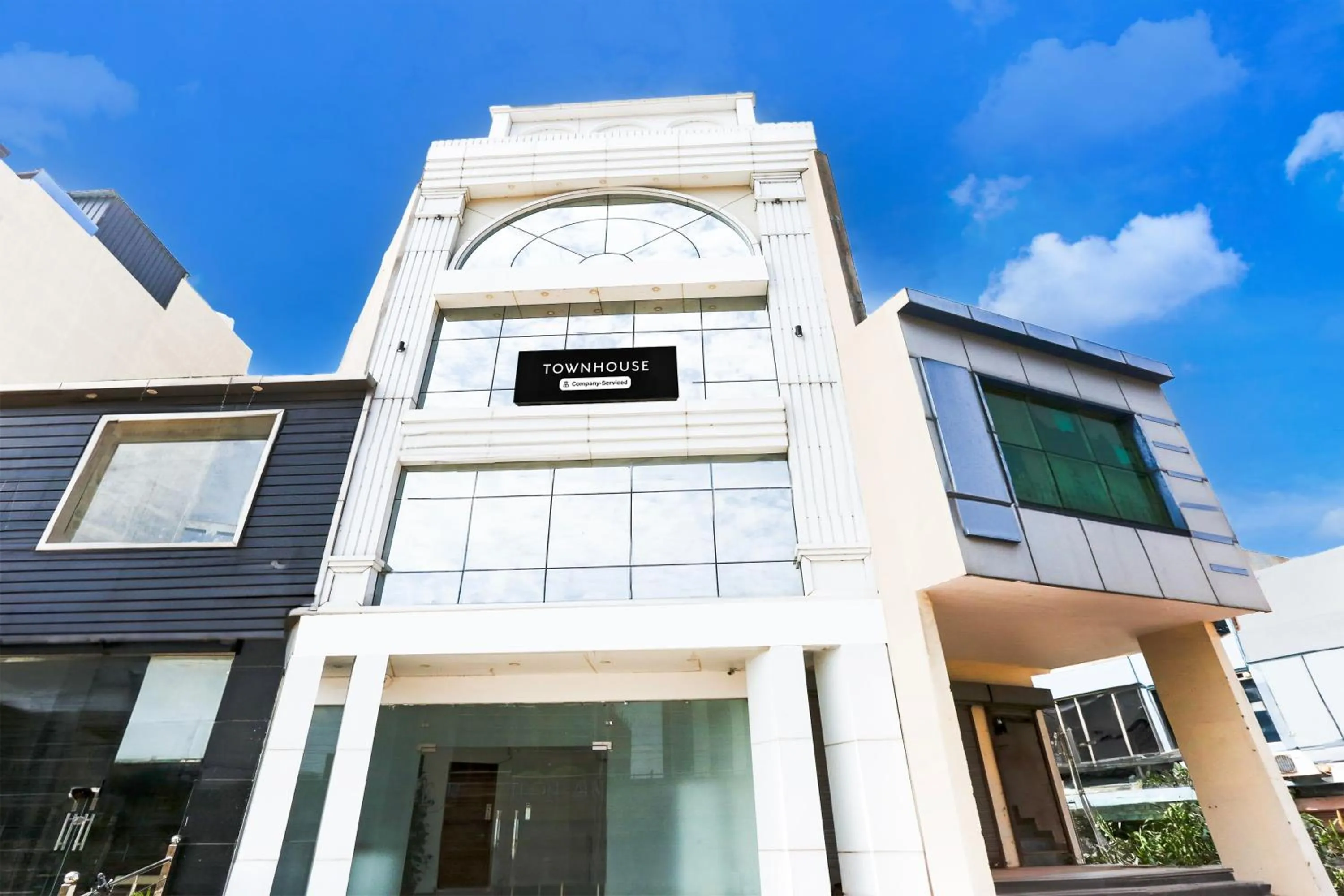 Facade/entrance in Super Townhouse Eden Garden Zirakpur