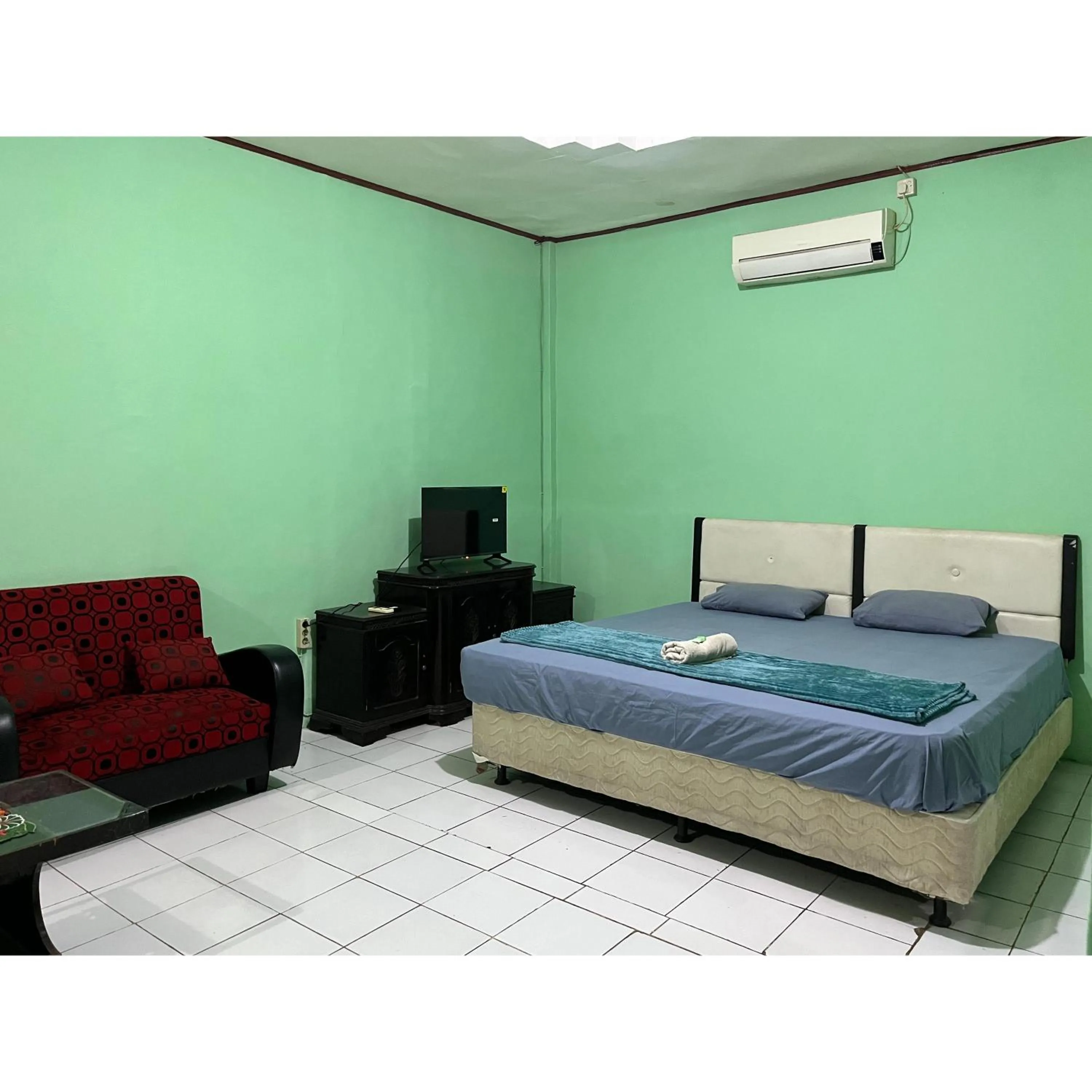 Bedroom, Bed in Afiat Hotel Maros Makassar RedPartner