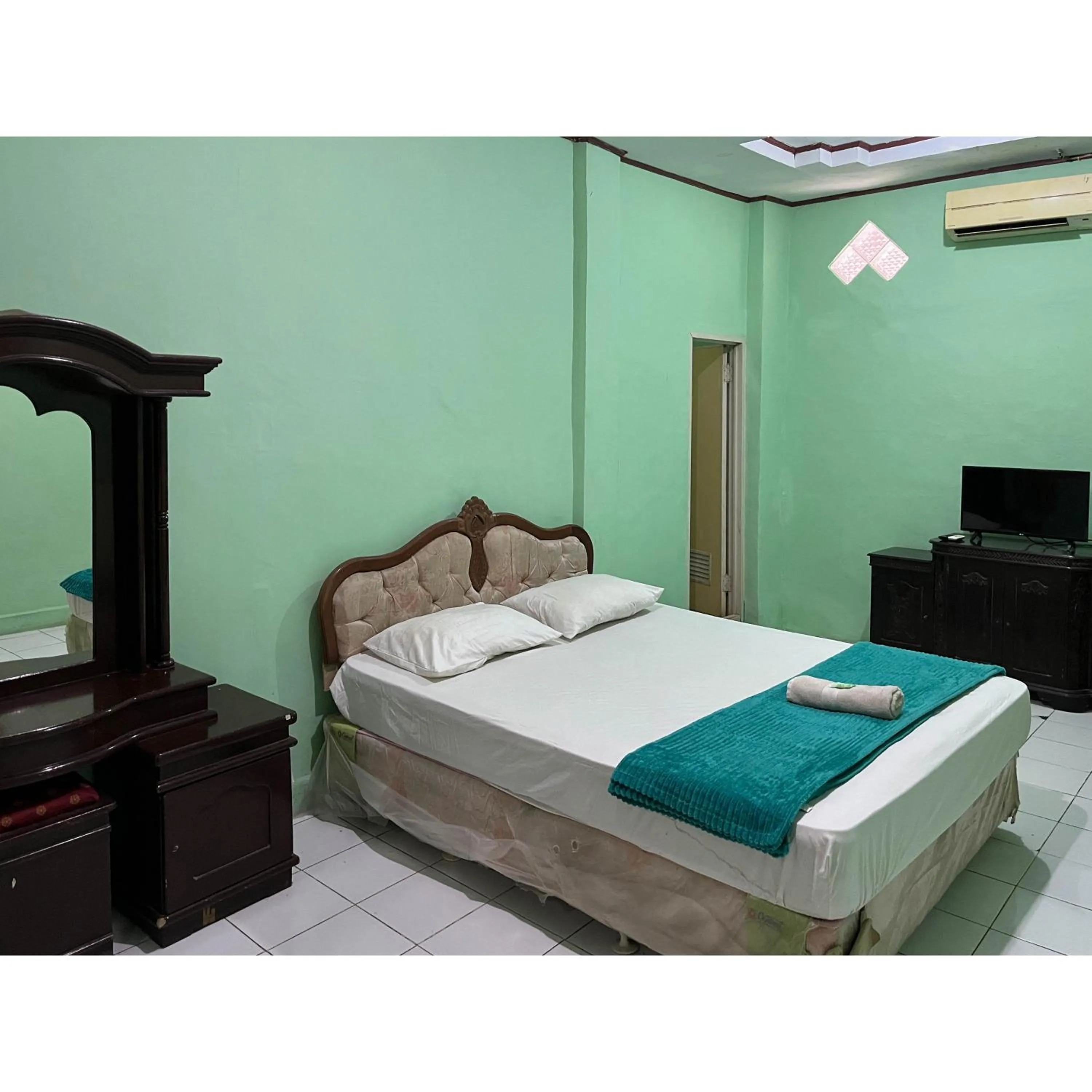 Bedroom, Bed in Afiat Hotel Maros Makassar RedPartner