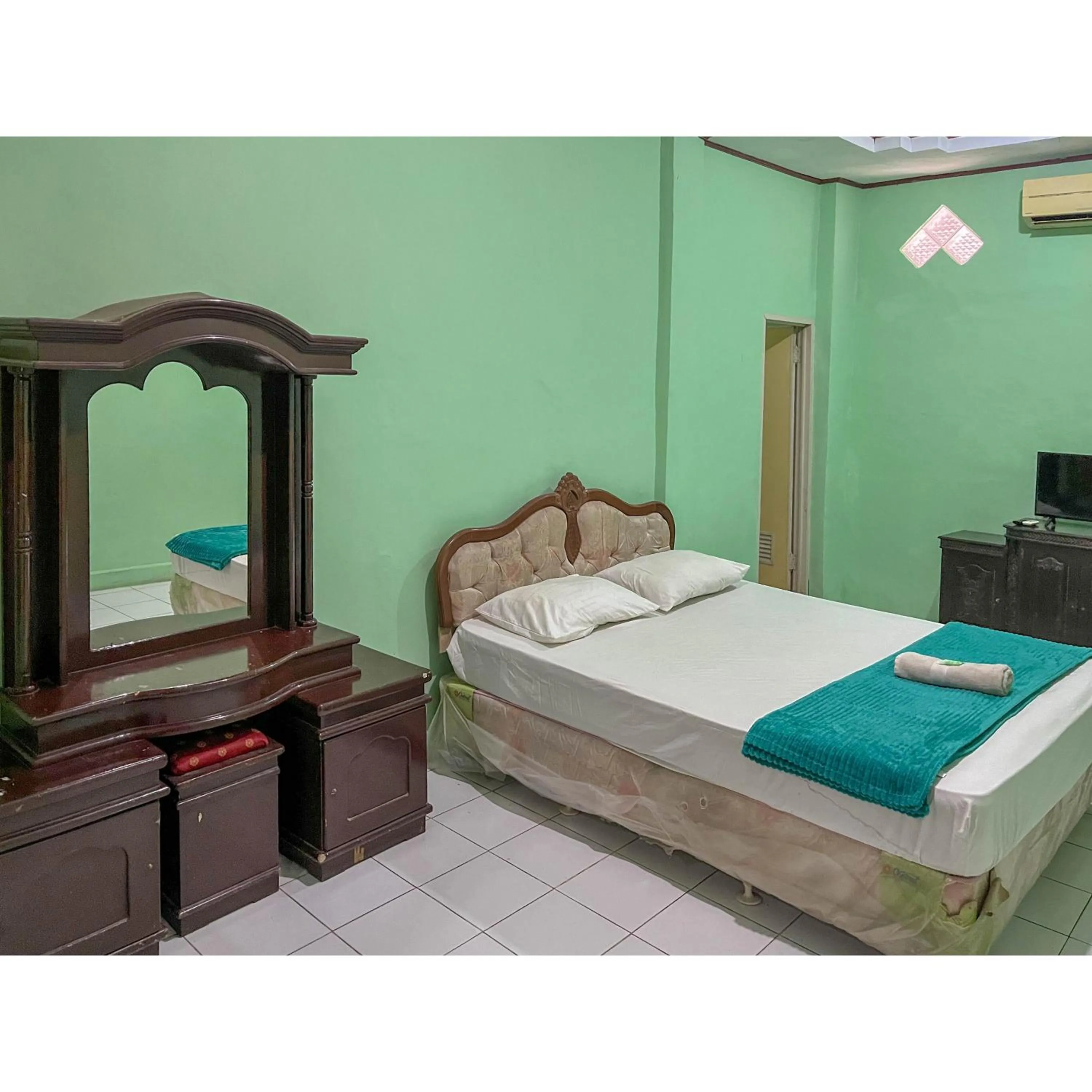 Bedroom, Bed in Afiat Hotel Maros Makassar RedPartner