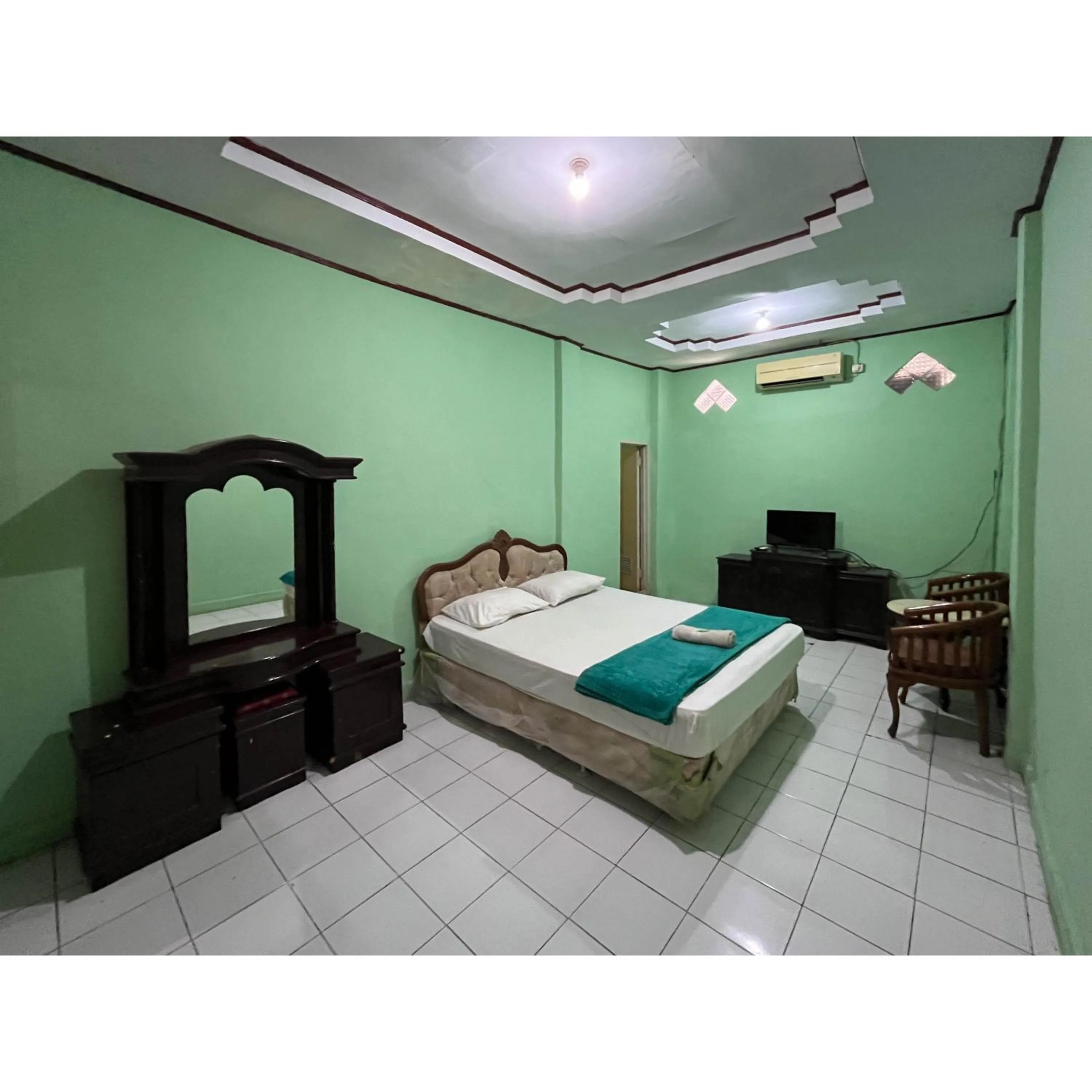 Bedroom, Bed in Afiat Hotel Maros Makassar RedPartner