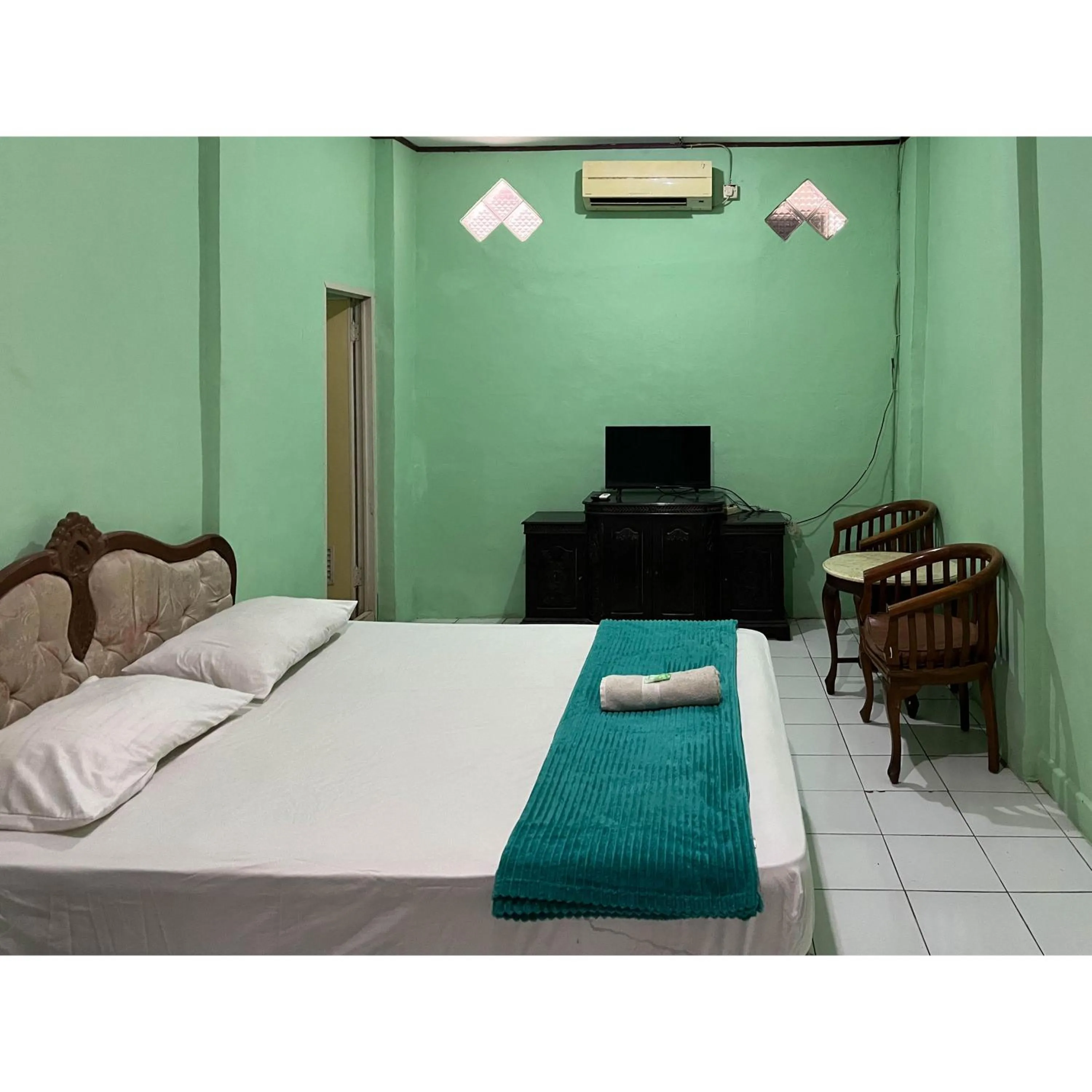 Bedroom, Bed in Afiat Hotel Maros Makassar RedPartner