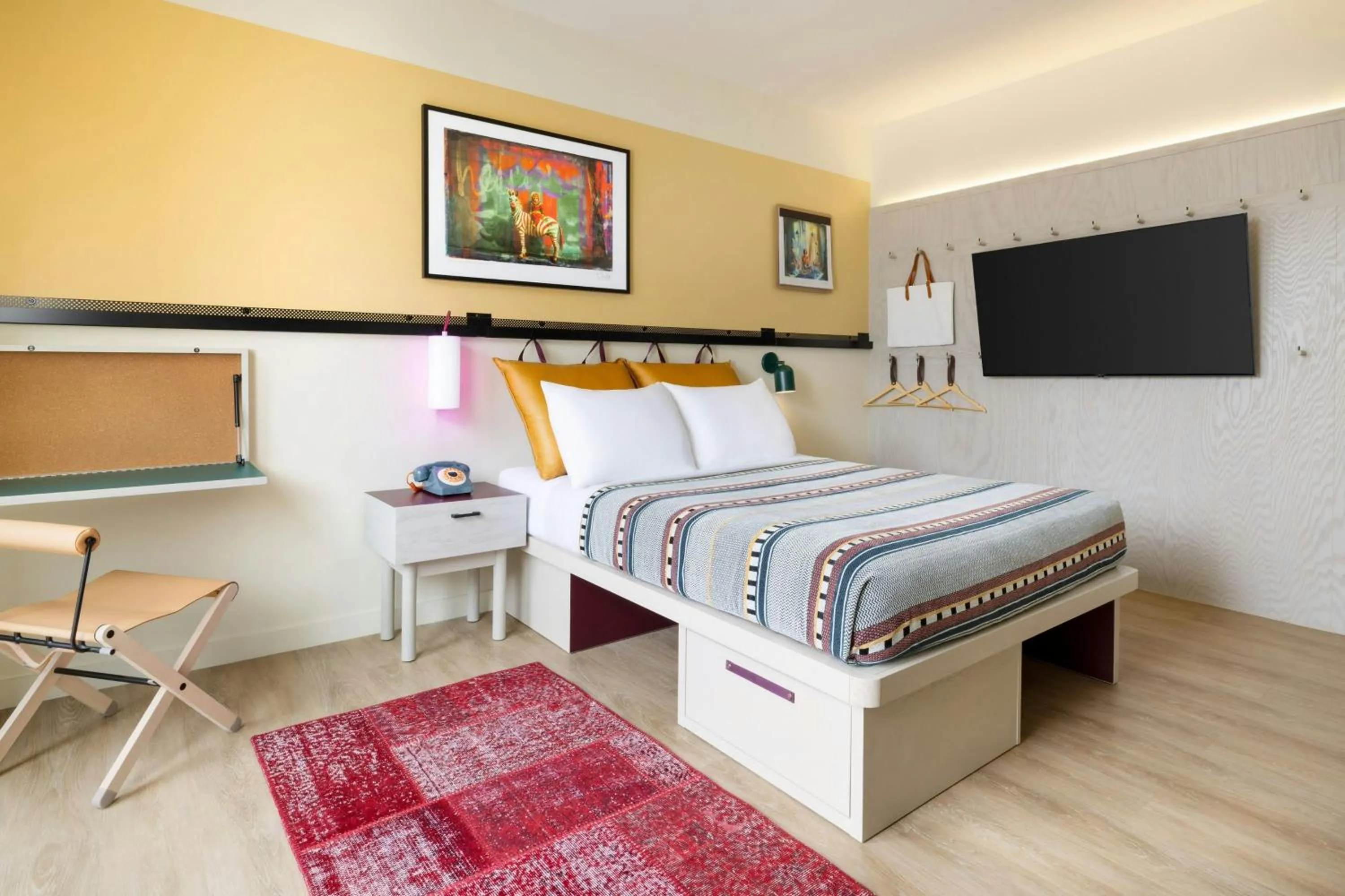 Photo of the whole room, Bed in Moxy Allentown Downtown