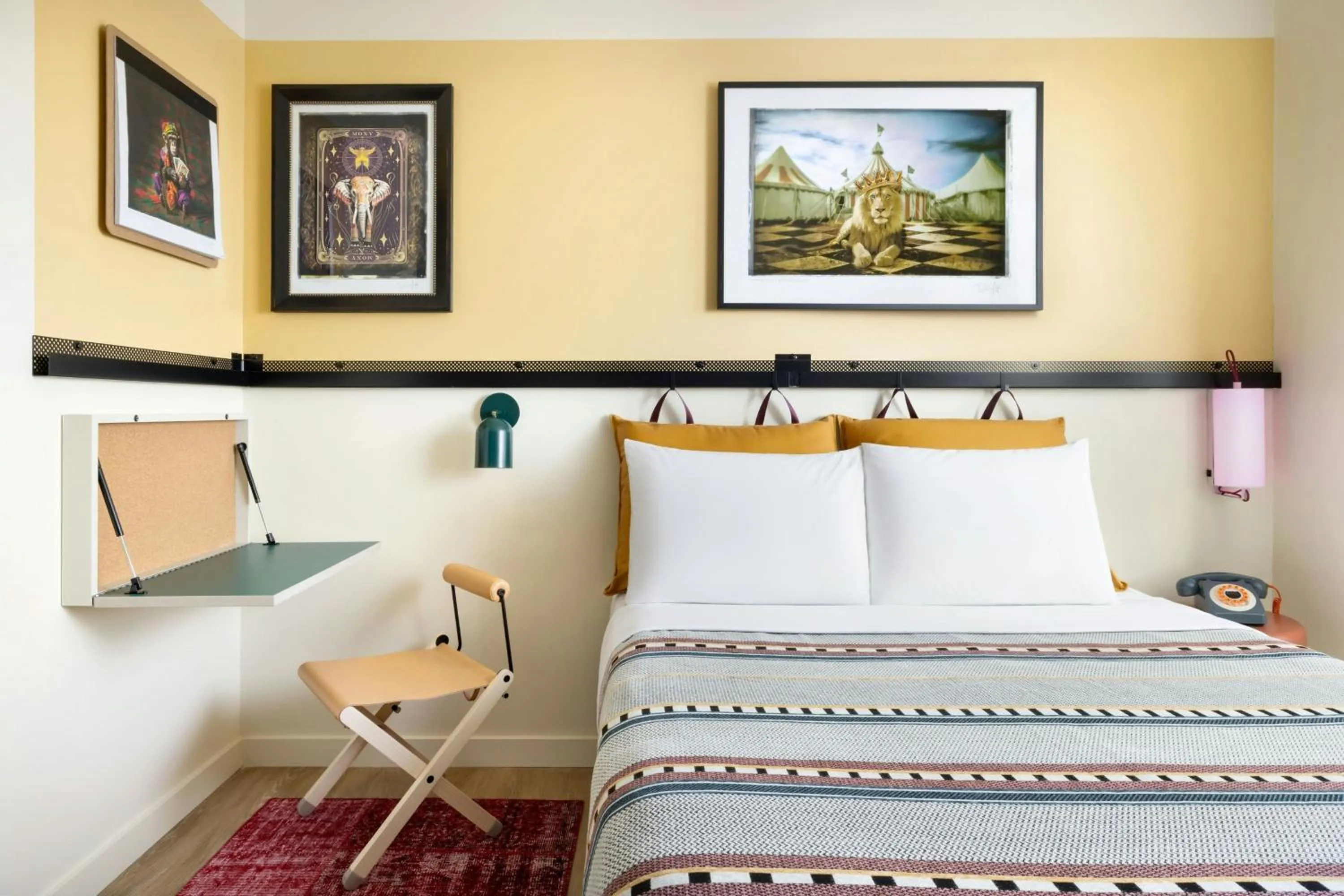 Photo of the whole room, Bed in Moxy Allentown Downtown