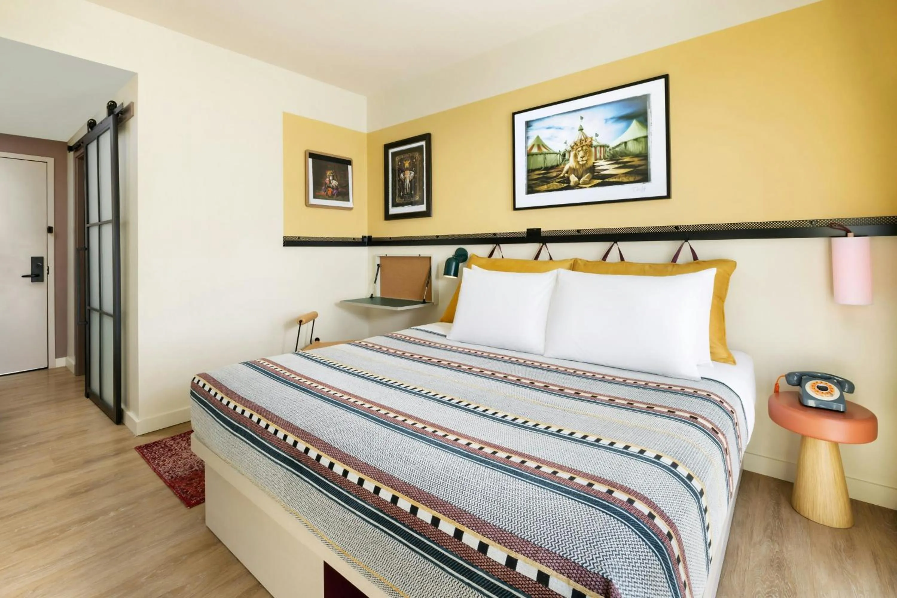 Photo of the whole room, Bed in Moxy Allentown Downtown