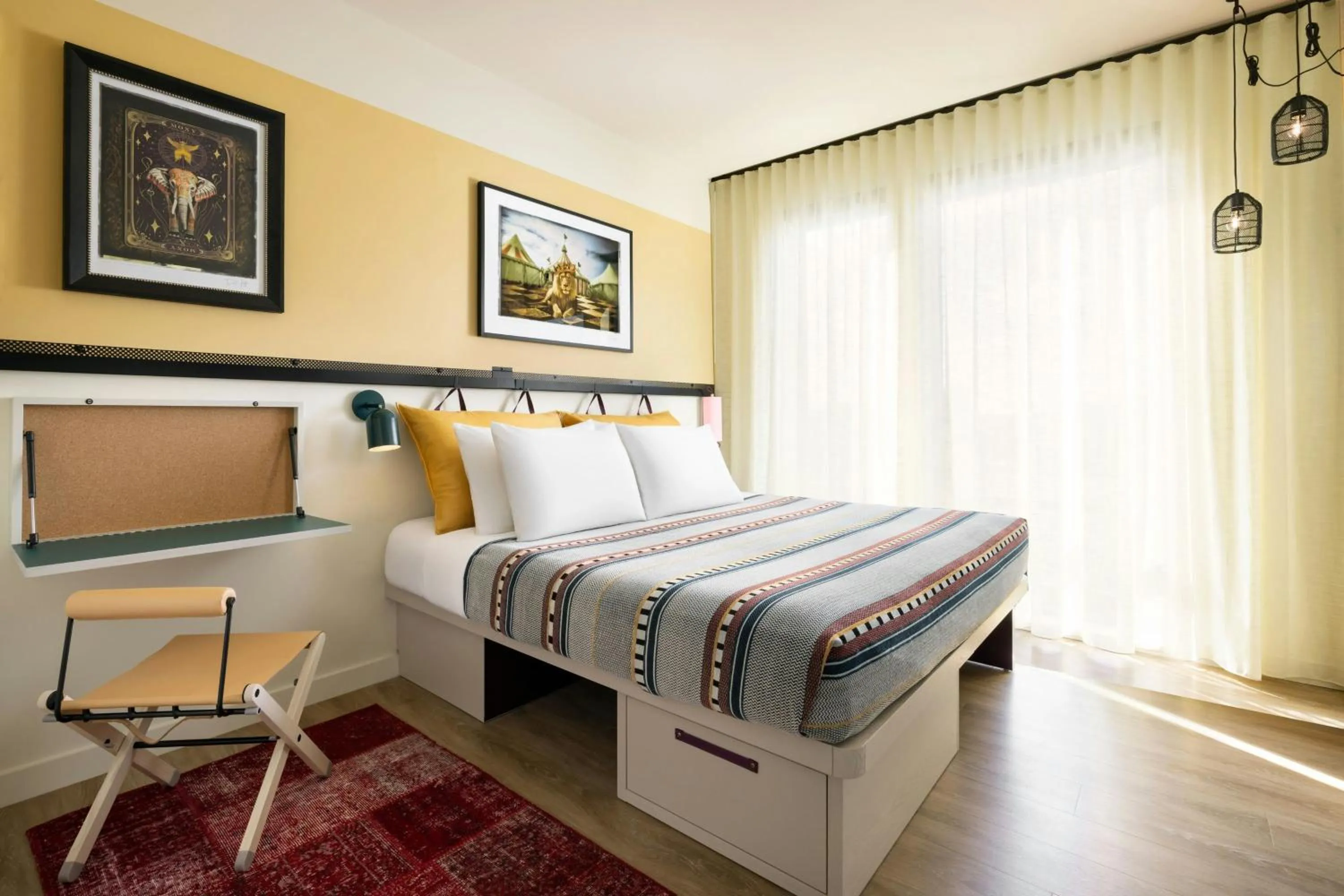 Photo of the whole room, Bed in Moxy Allentown Downtown