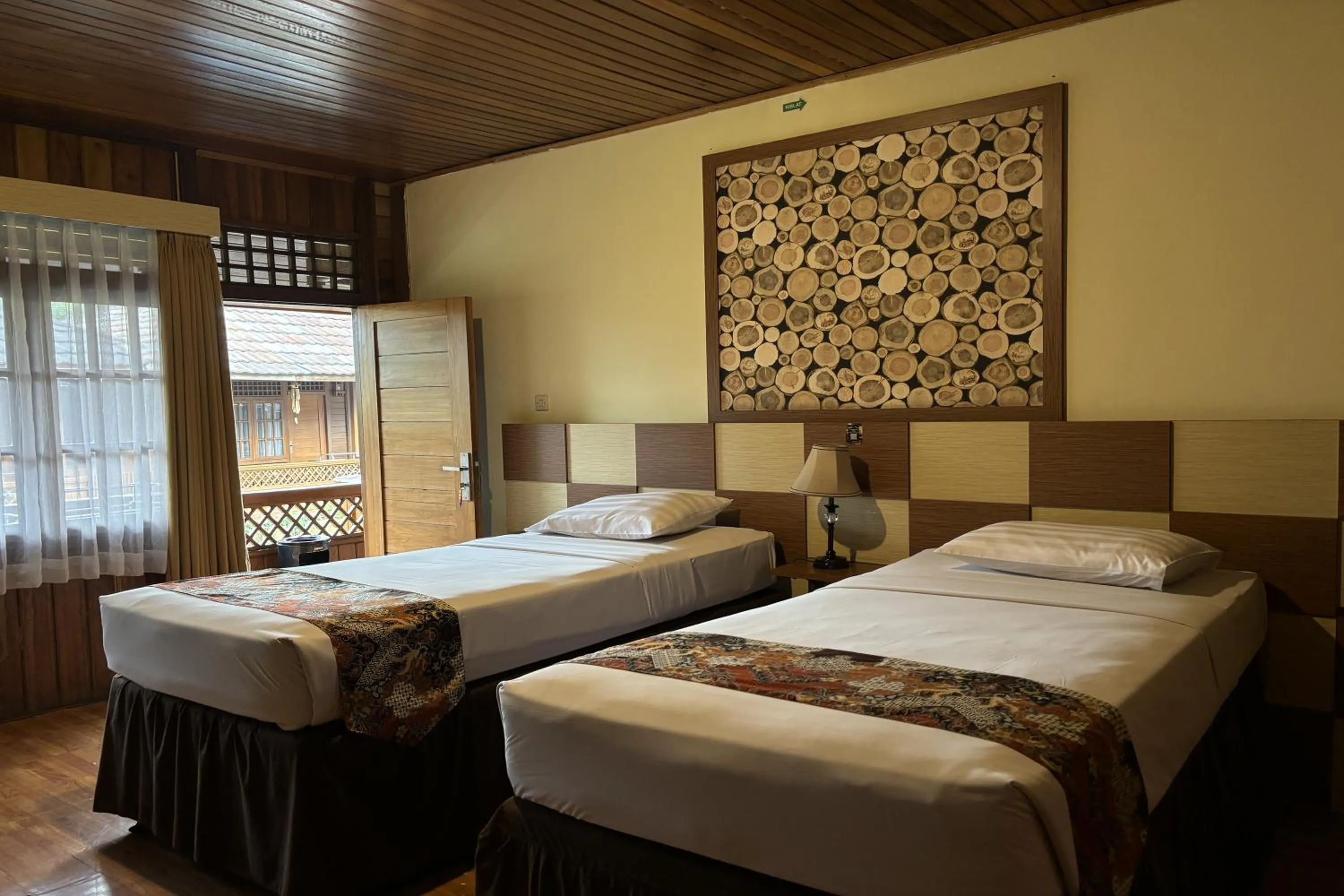 Bed in Hotel Pesona Bamboe Lembang