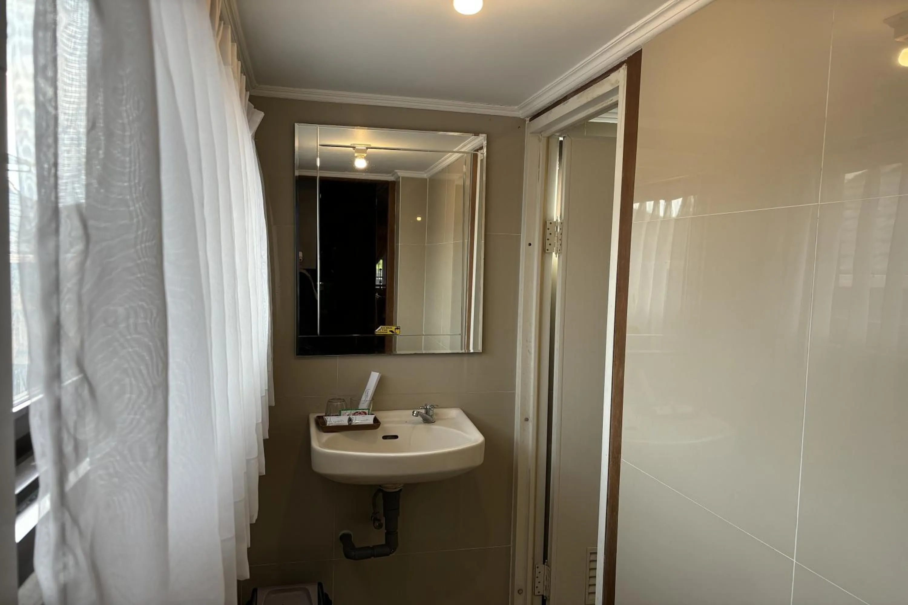 Shower in Hotel Pesona Bamboe Lembang