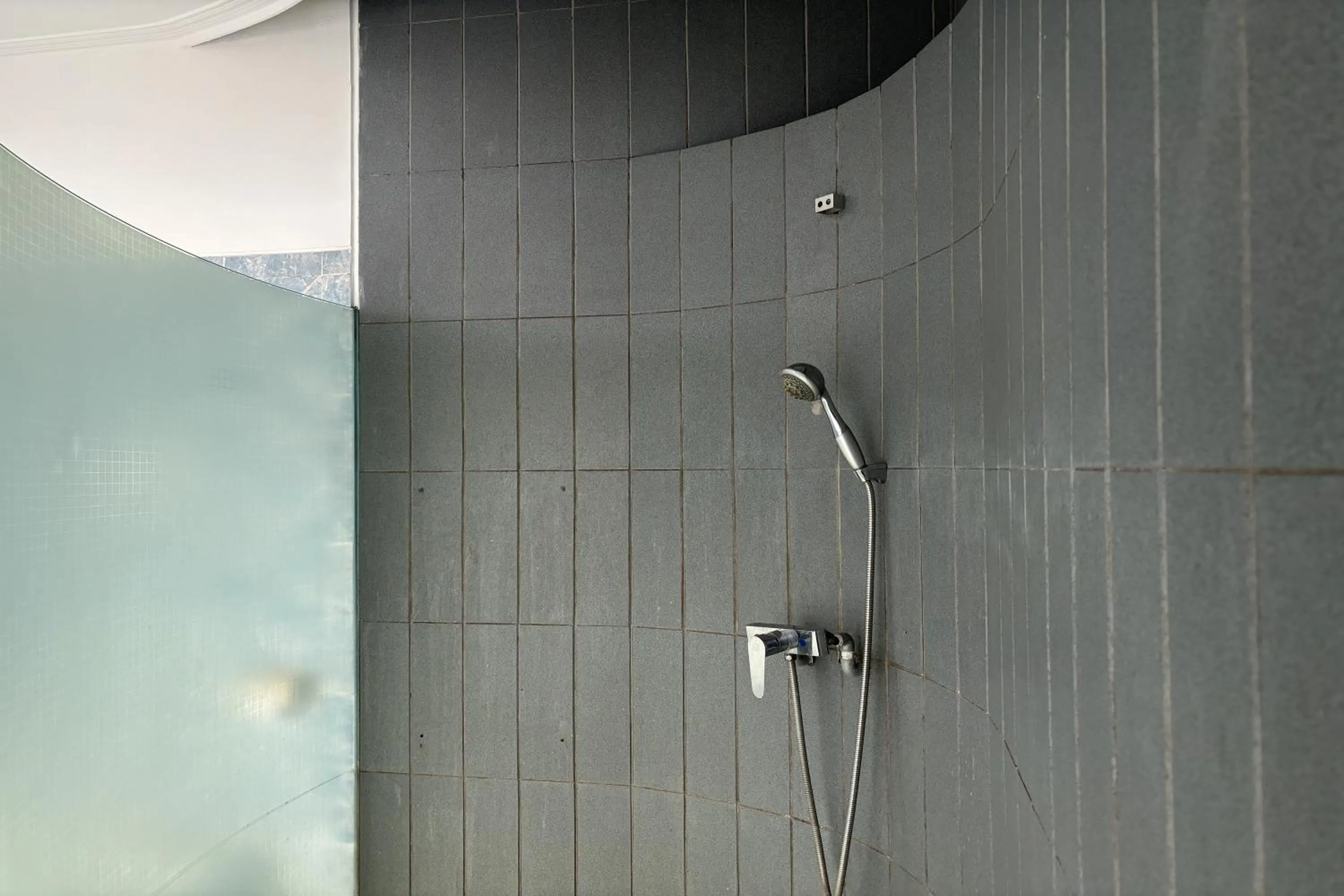 Shower in Hotel Pesona Bamboe Lembang