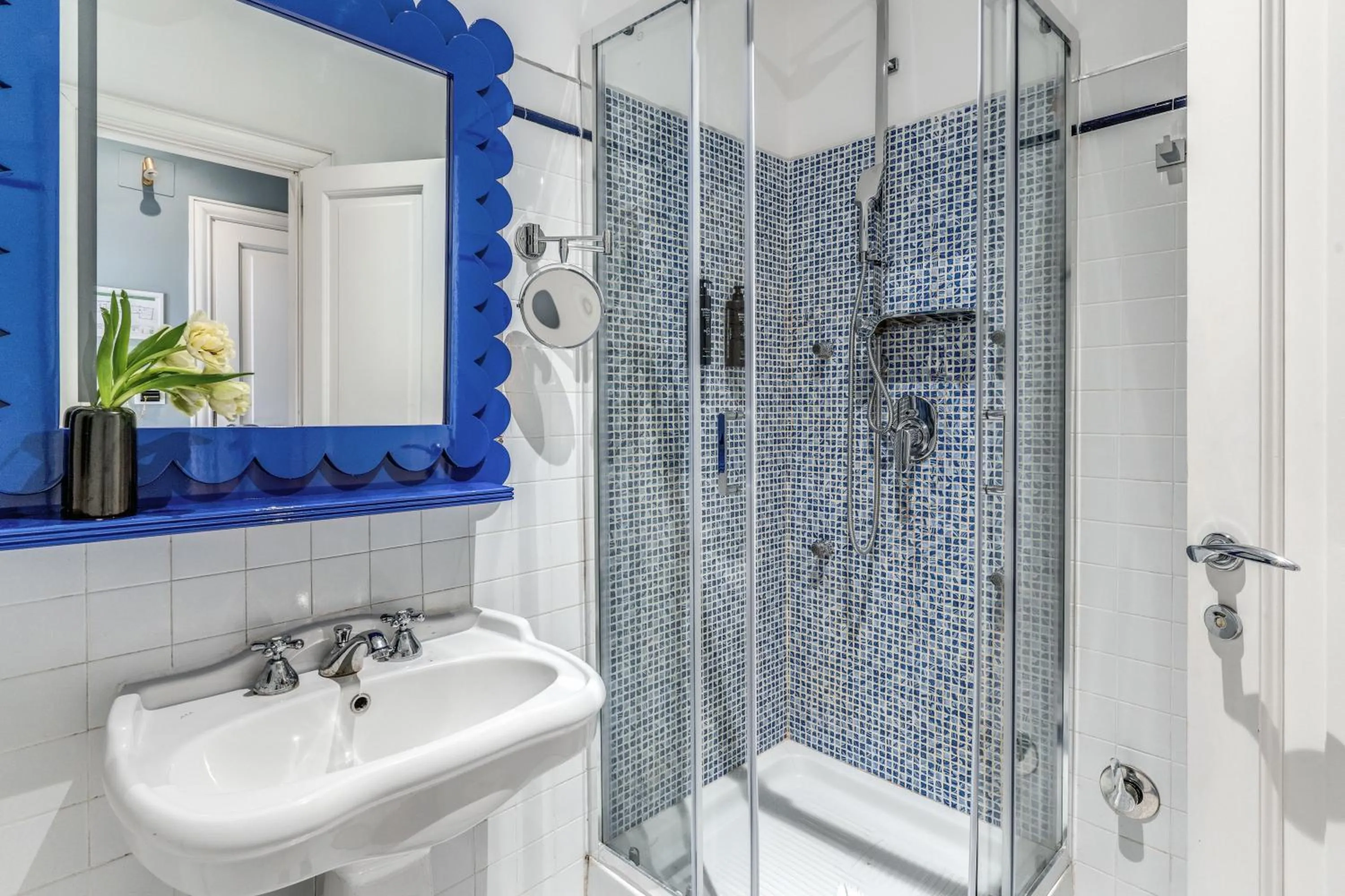 Shower in Townhouse Condotti 29