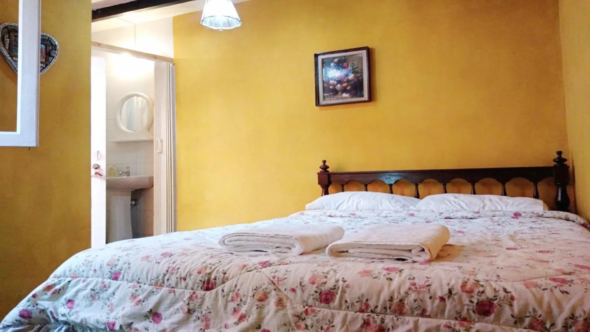 Double Room with Private Bathroom in Beraja Family Hostel