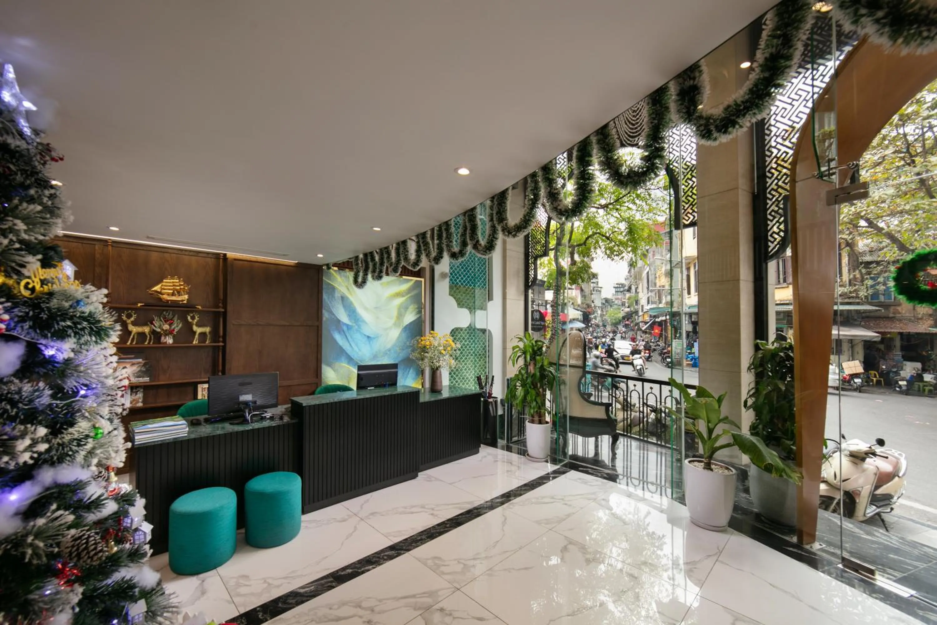 Lobby or reception in Hanoi Plaza Suite Hotel & Spa