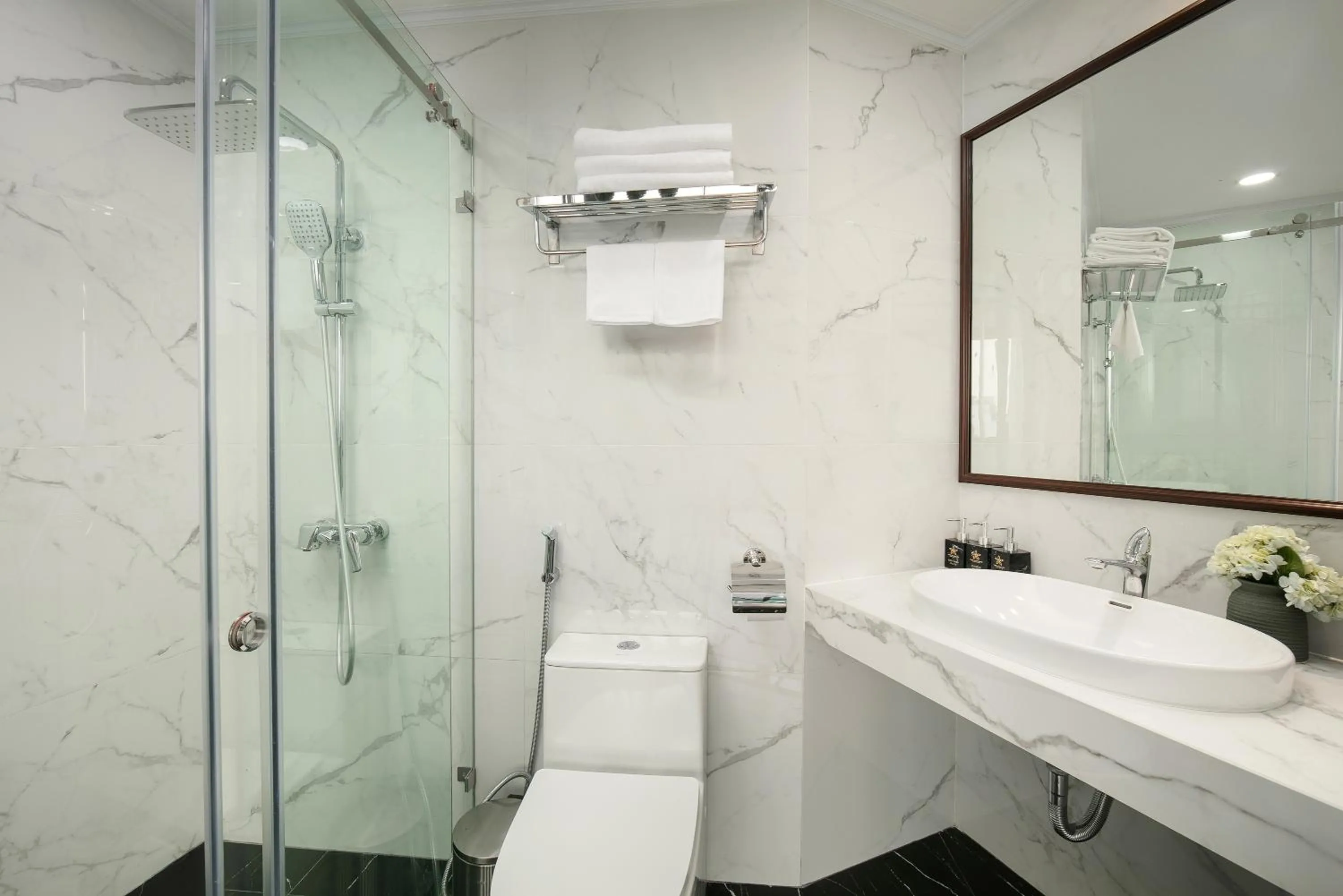 Bathroom in Hanoi Plaza Suite Hotel & Spa