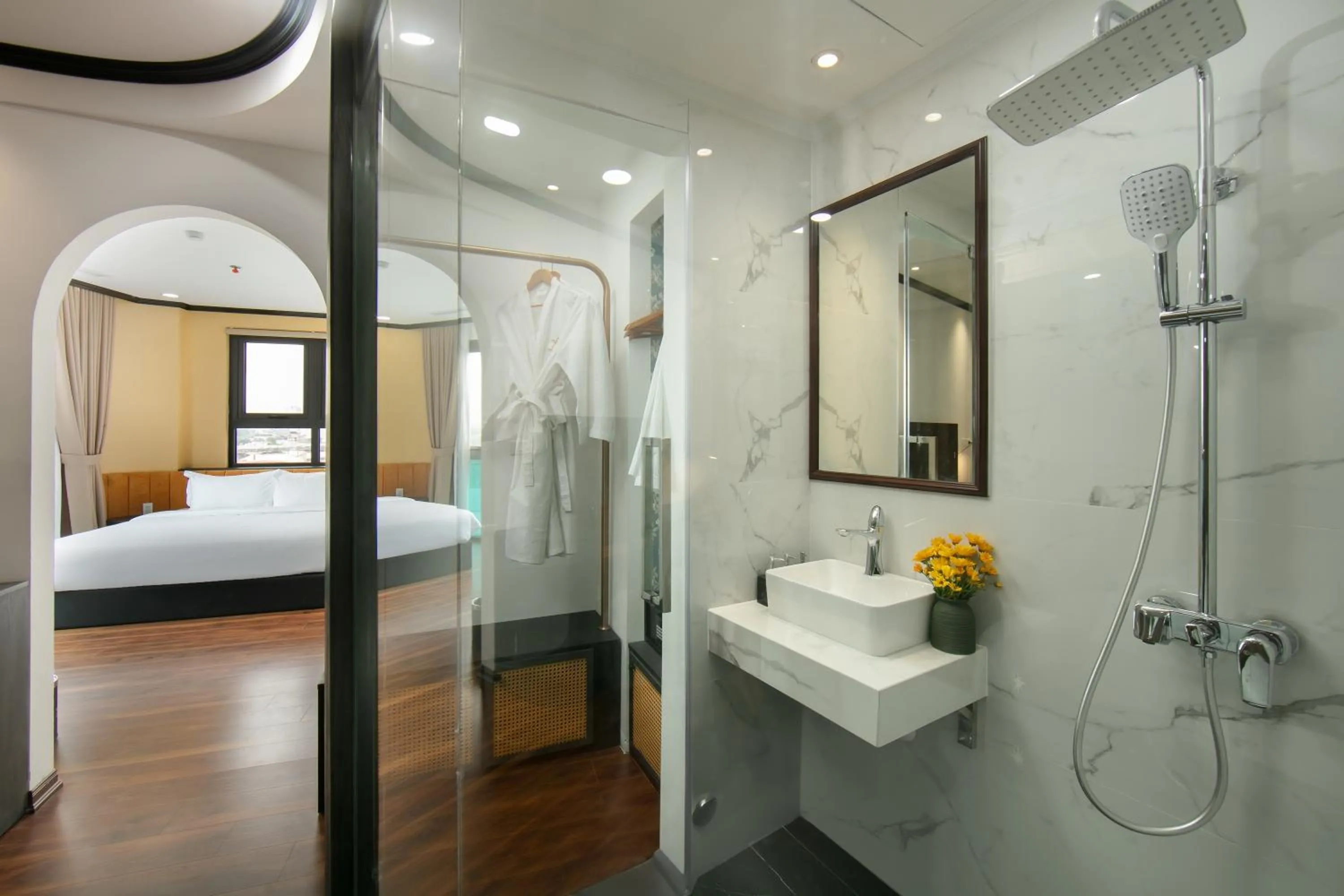 Bathroom, Bed in Hanoi Plaza Suite Hotel & Spa