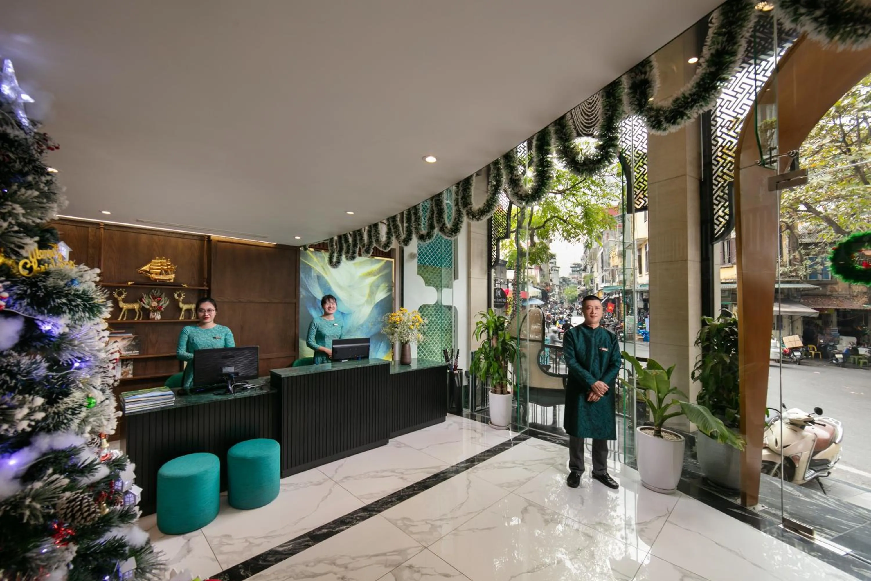 Lobby or reception in Hanoi Plaza Suite Hotel & Spa