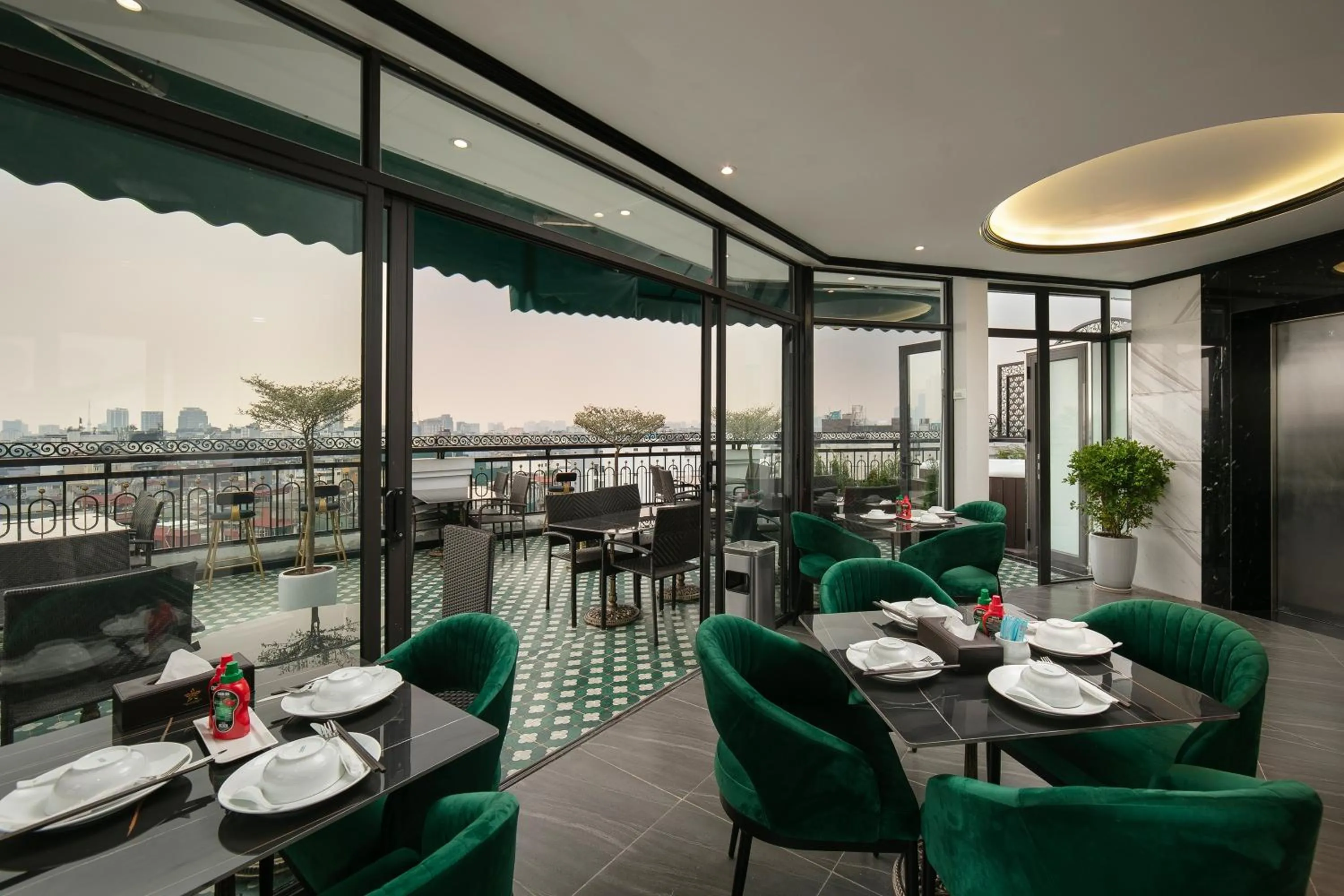 Restaurant/places to eat in Hanoi Plaza Suite Hotel & Spa