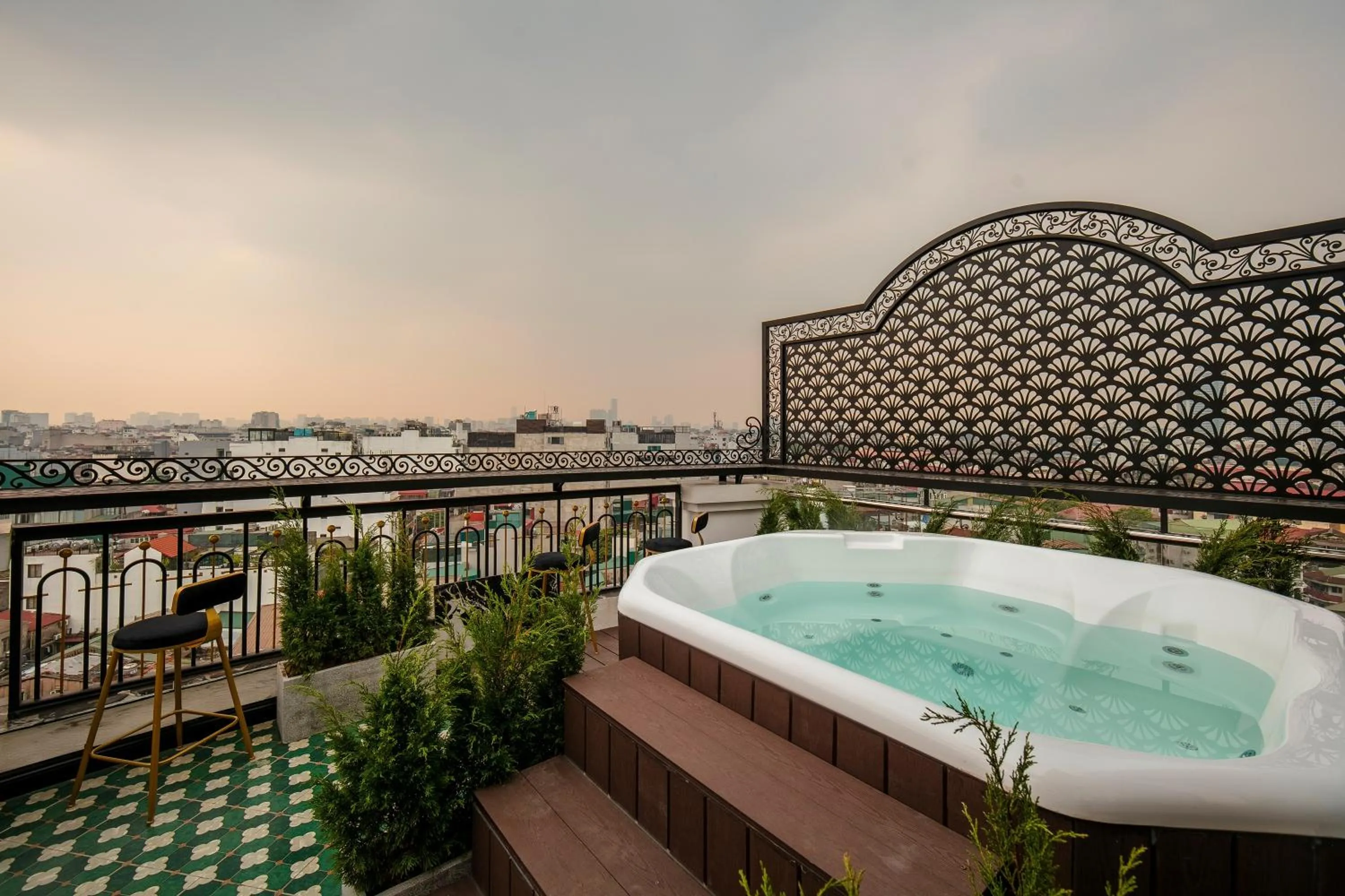 Hot Tub in Hanoi Plaza Suite Hotel & Spa