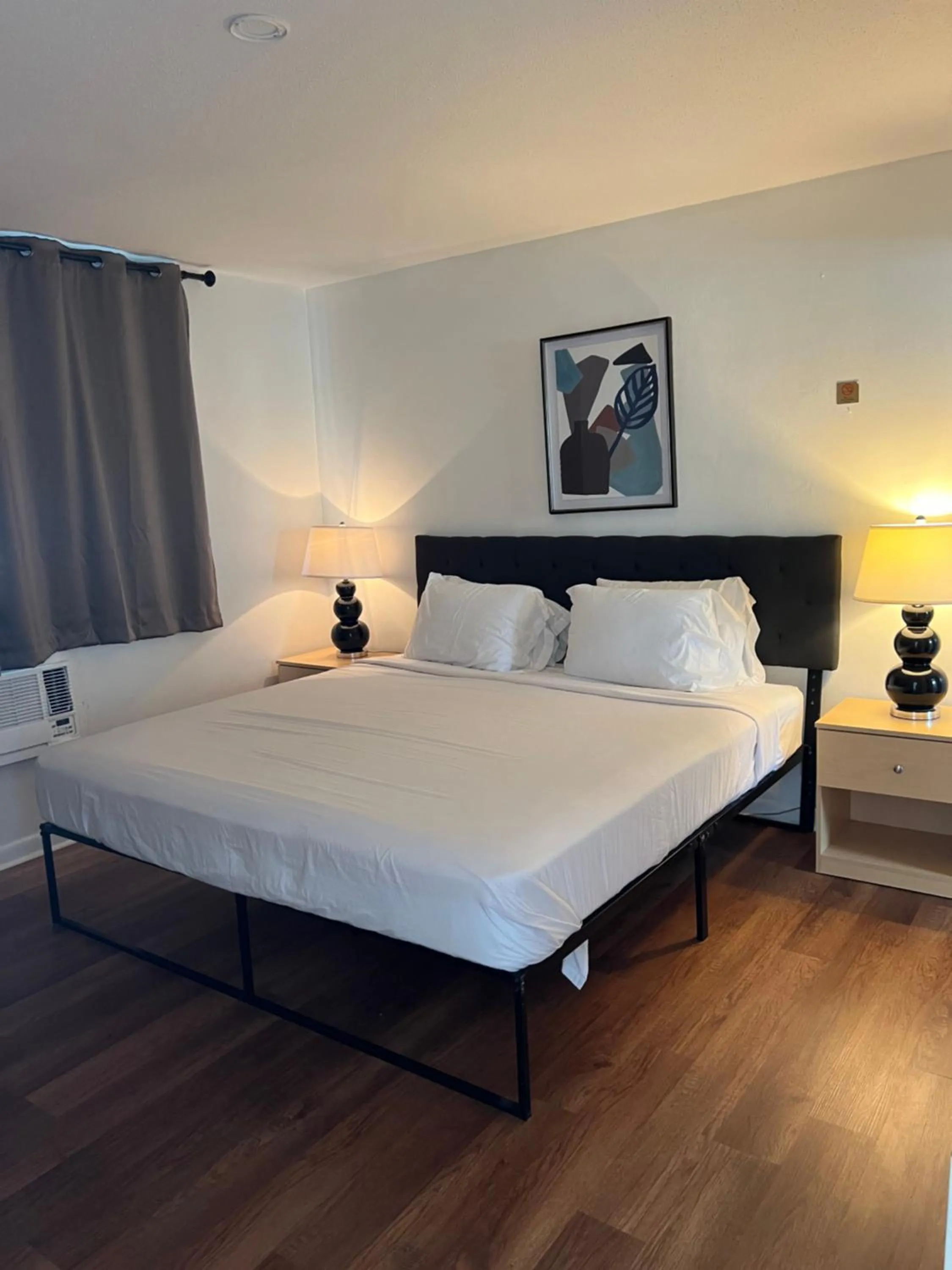 Bedroom, Bed in Dee Jay Beach Resort