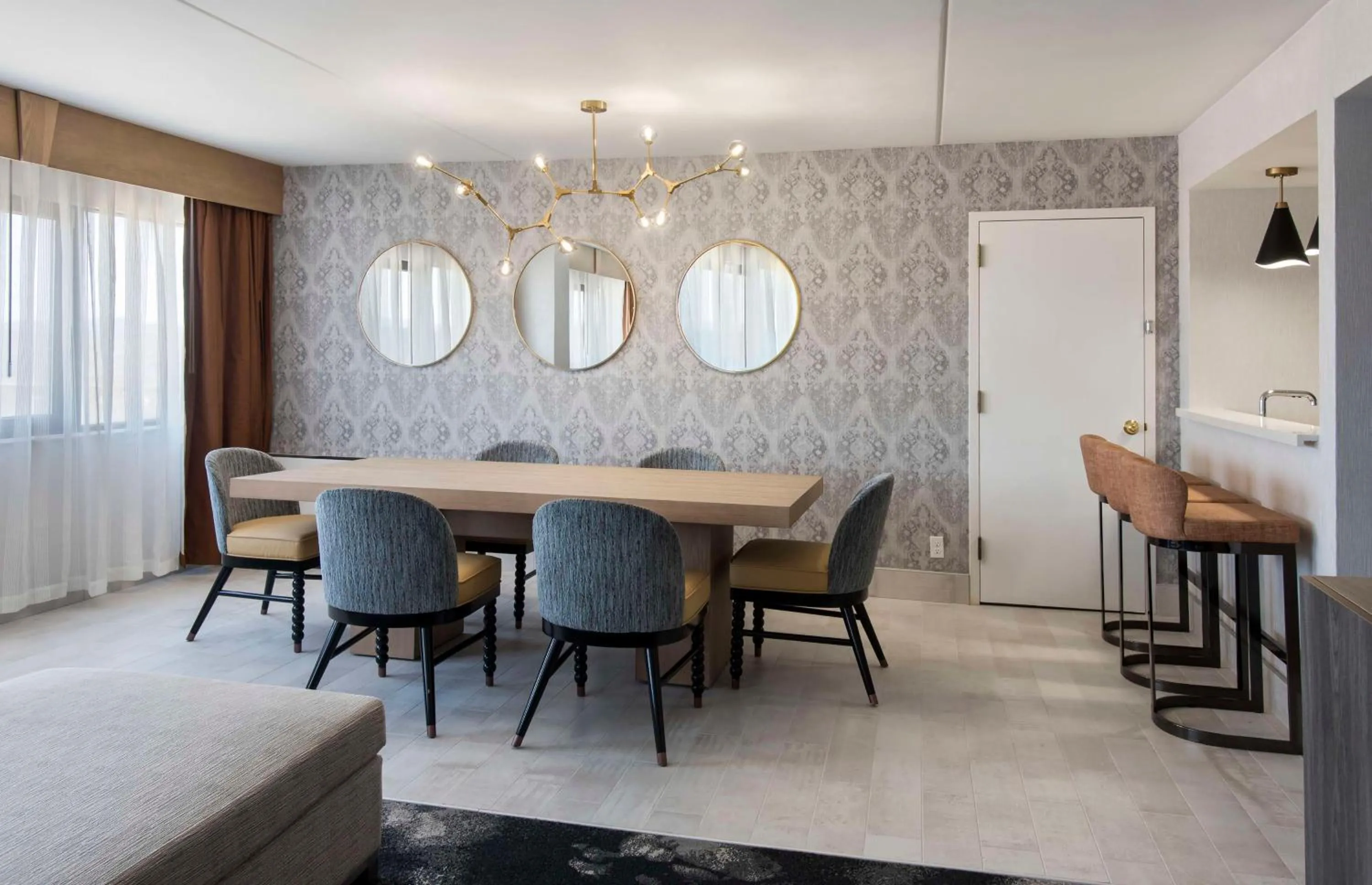 Living room in DoubleTree by Hilton Poughkeepsie