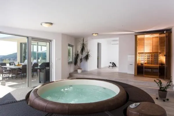 Hot Tub in Villa Dupcic