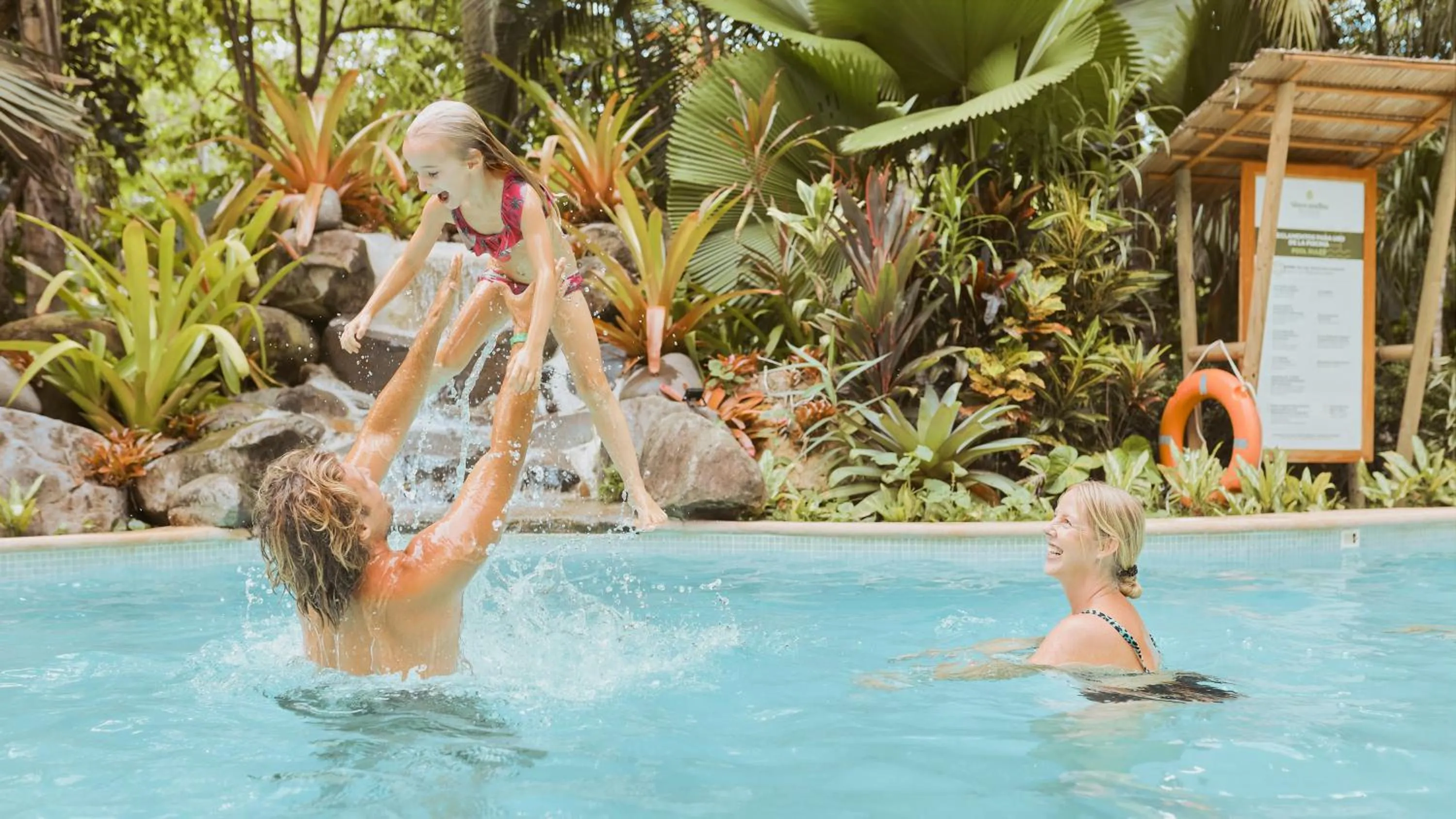 Swimming pool in Shawandha Lodge