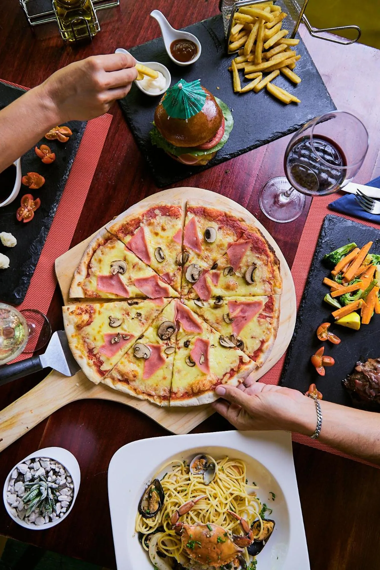 Restaurant/places to eat in Shawandha Lodge