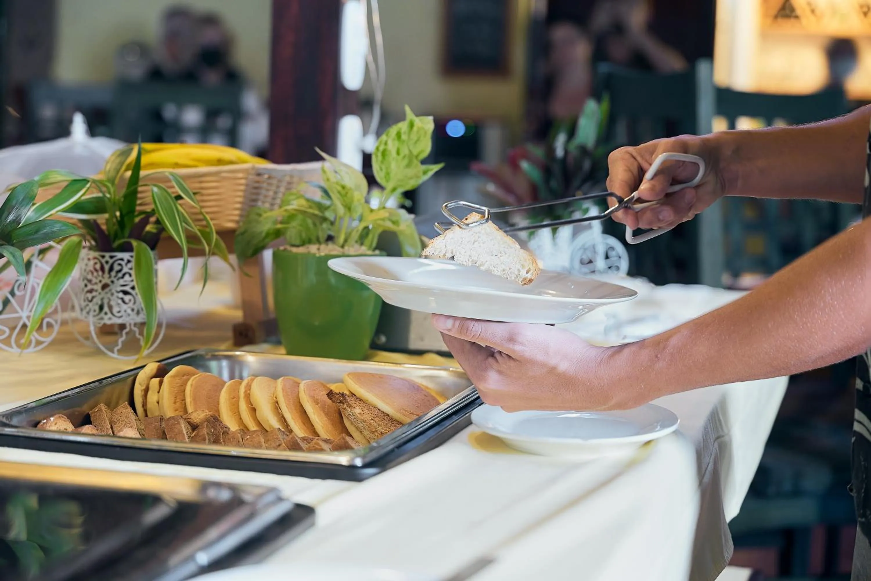 Breakfast in Shawandha Lodge