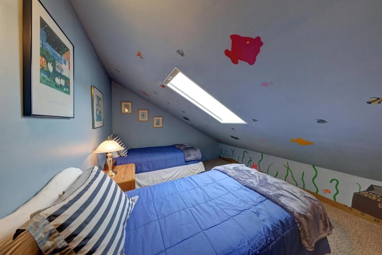 Photo of the whole room, Bed in The Waves