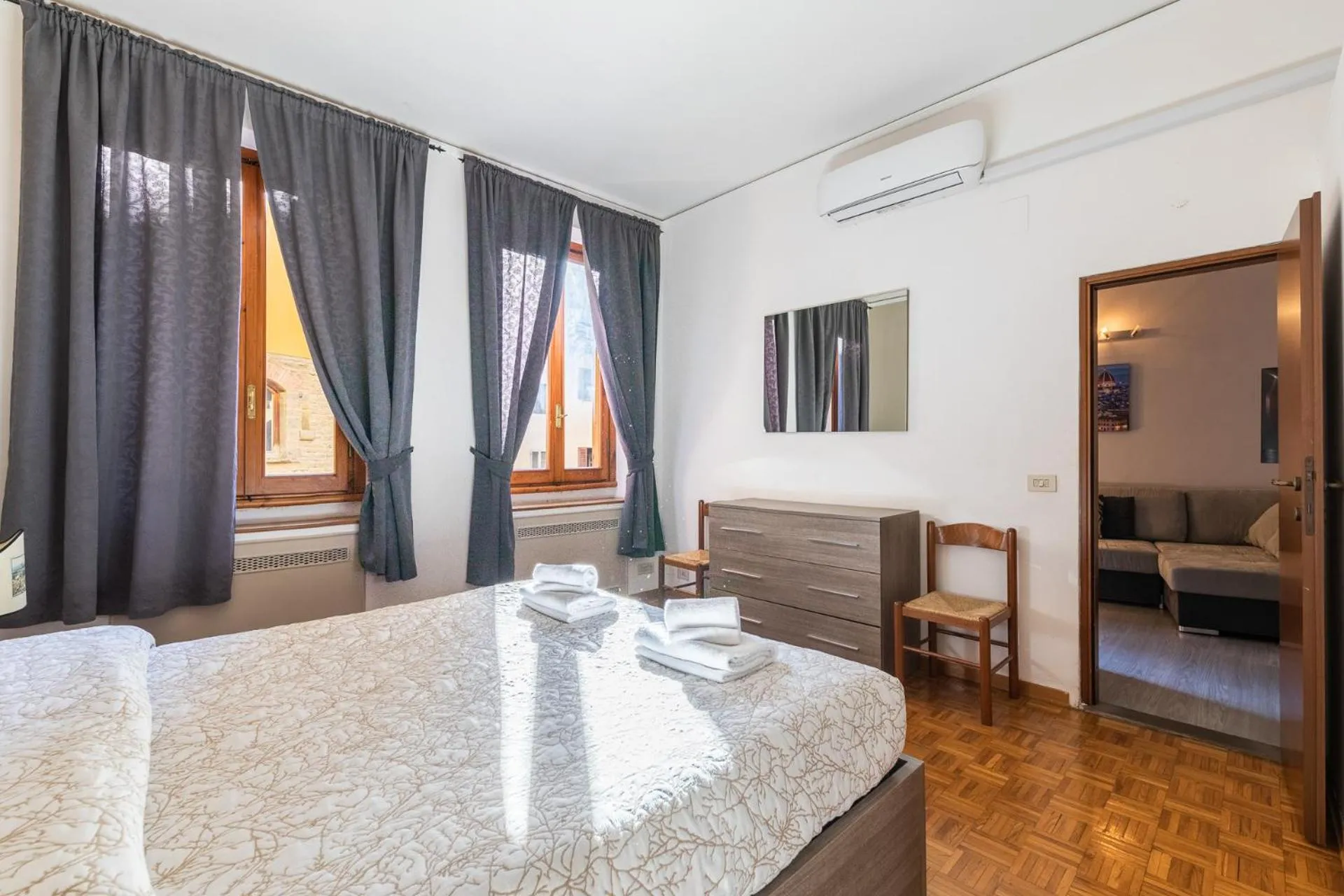 Bedroom, Bed in Firenze Rentals Ponte Vecchio Flat