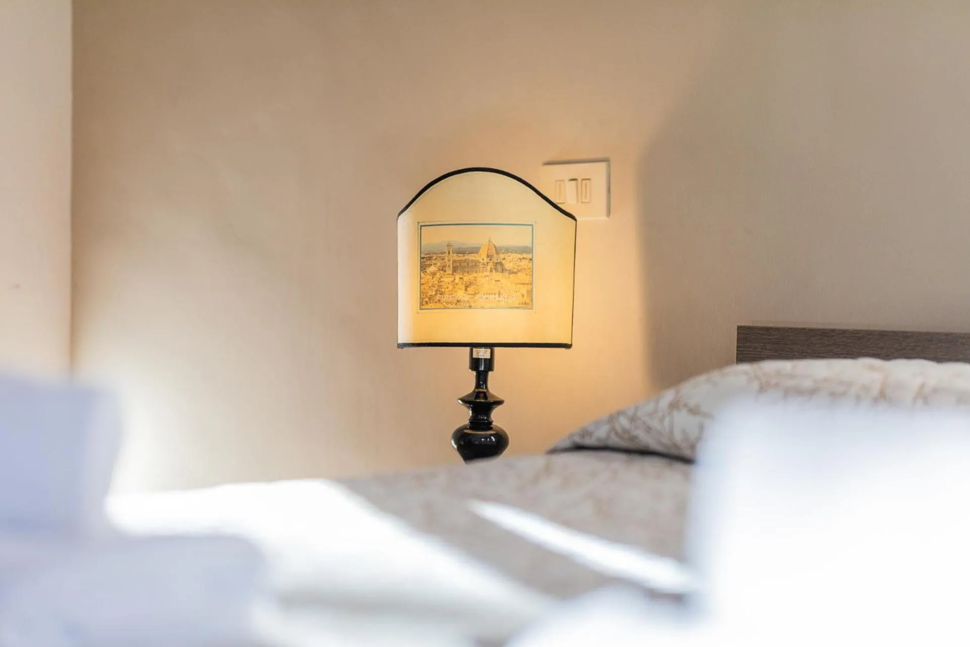 Decorative detail, Bed in Firenze Rentals Ponte Vecchio Flat