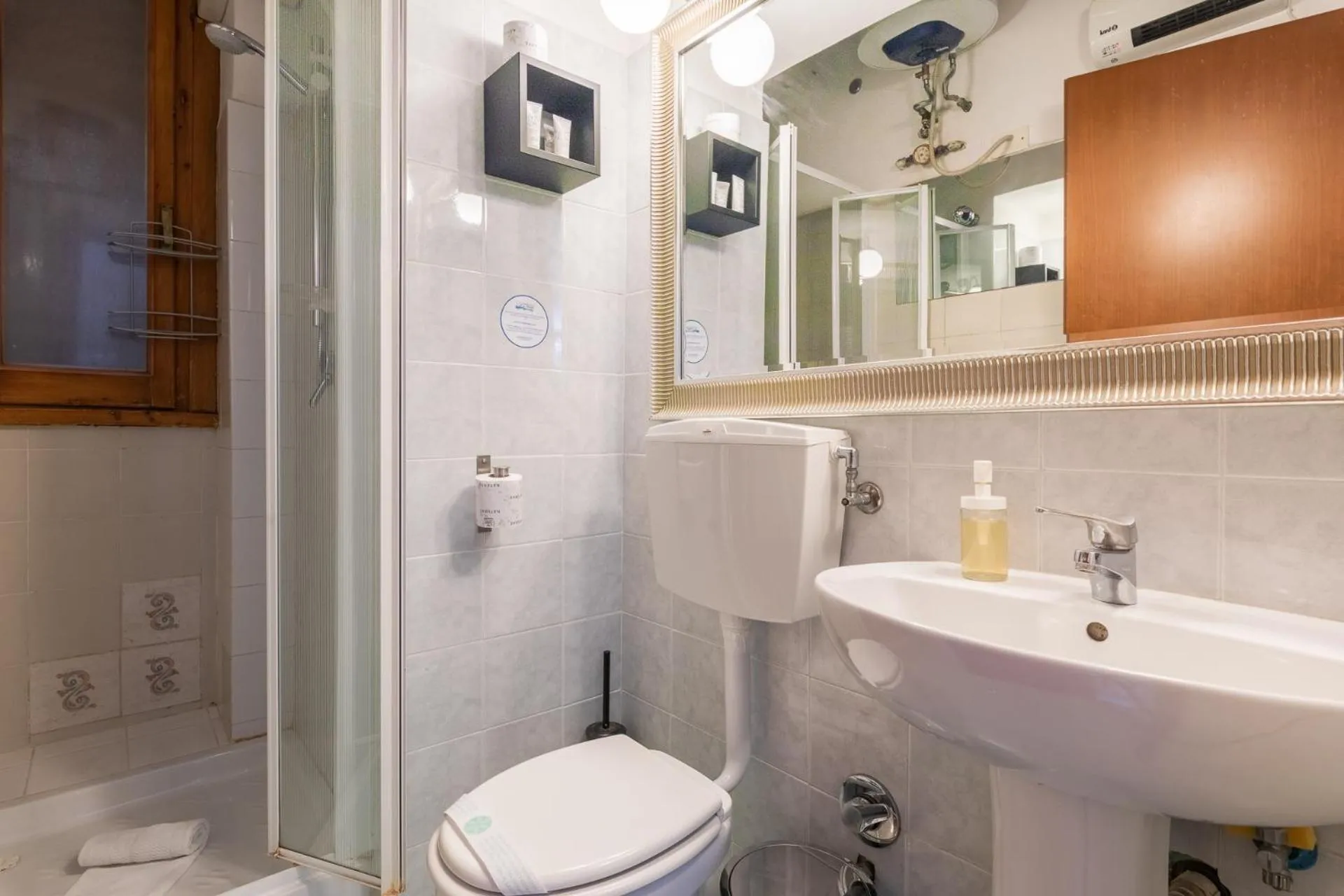 Shower in Firenze Rentals Ponte Vecchio Flat
