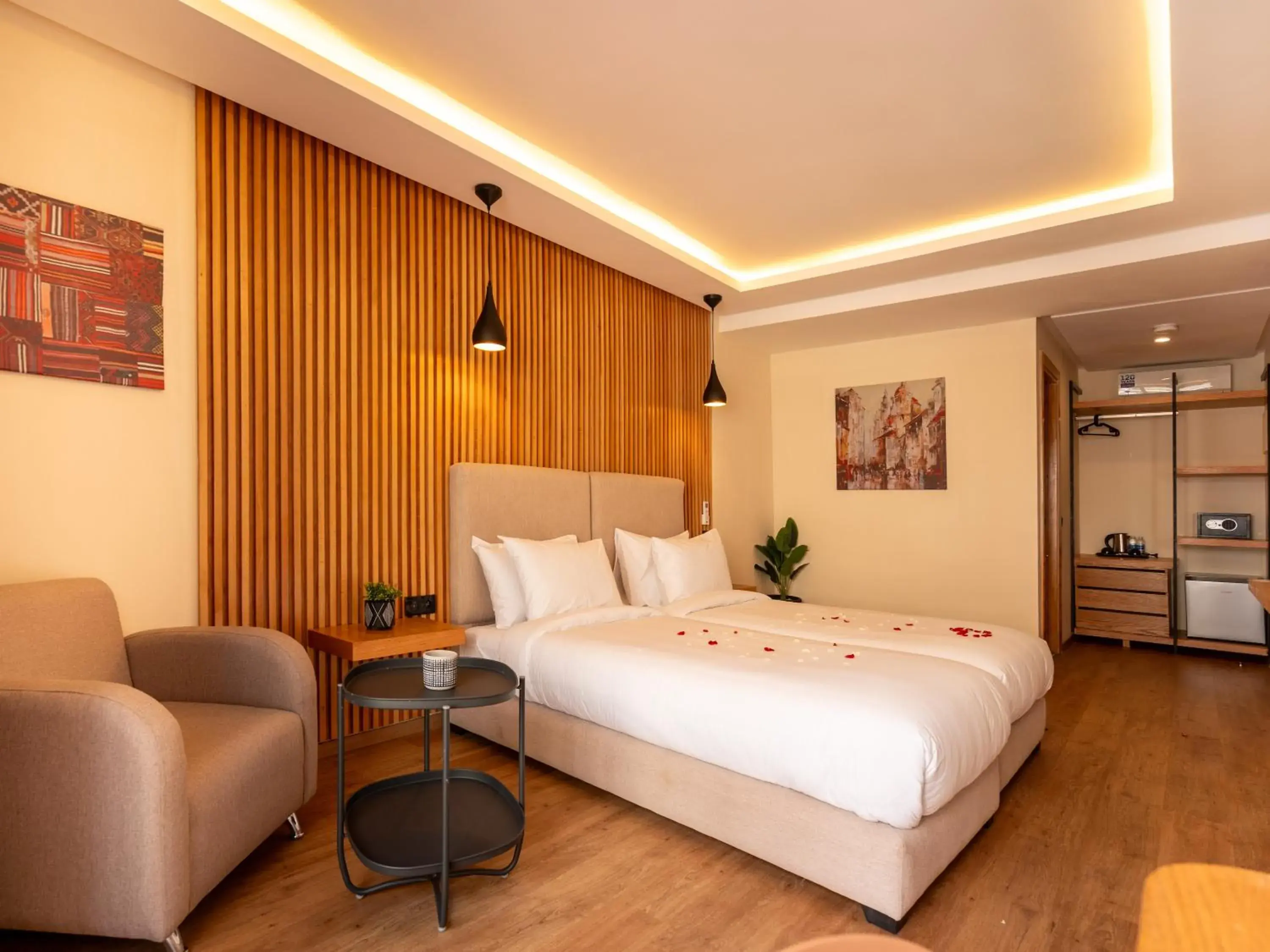 Twin Room with Balcony in Unico Hotel Maarif Twin Room with Balcony in Unico Hotel Maarif